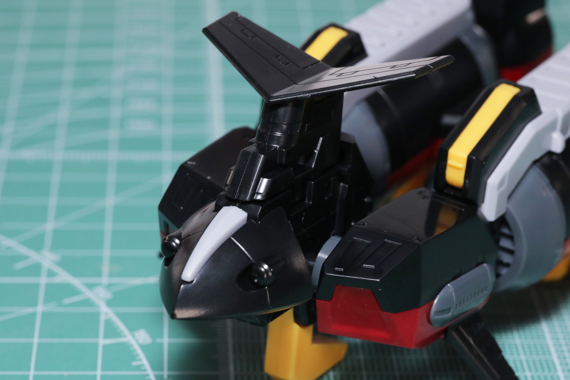 艦首、艦橋部分にシールを貼る