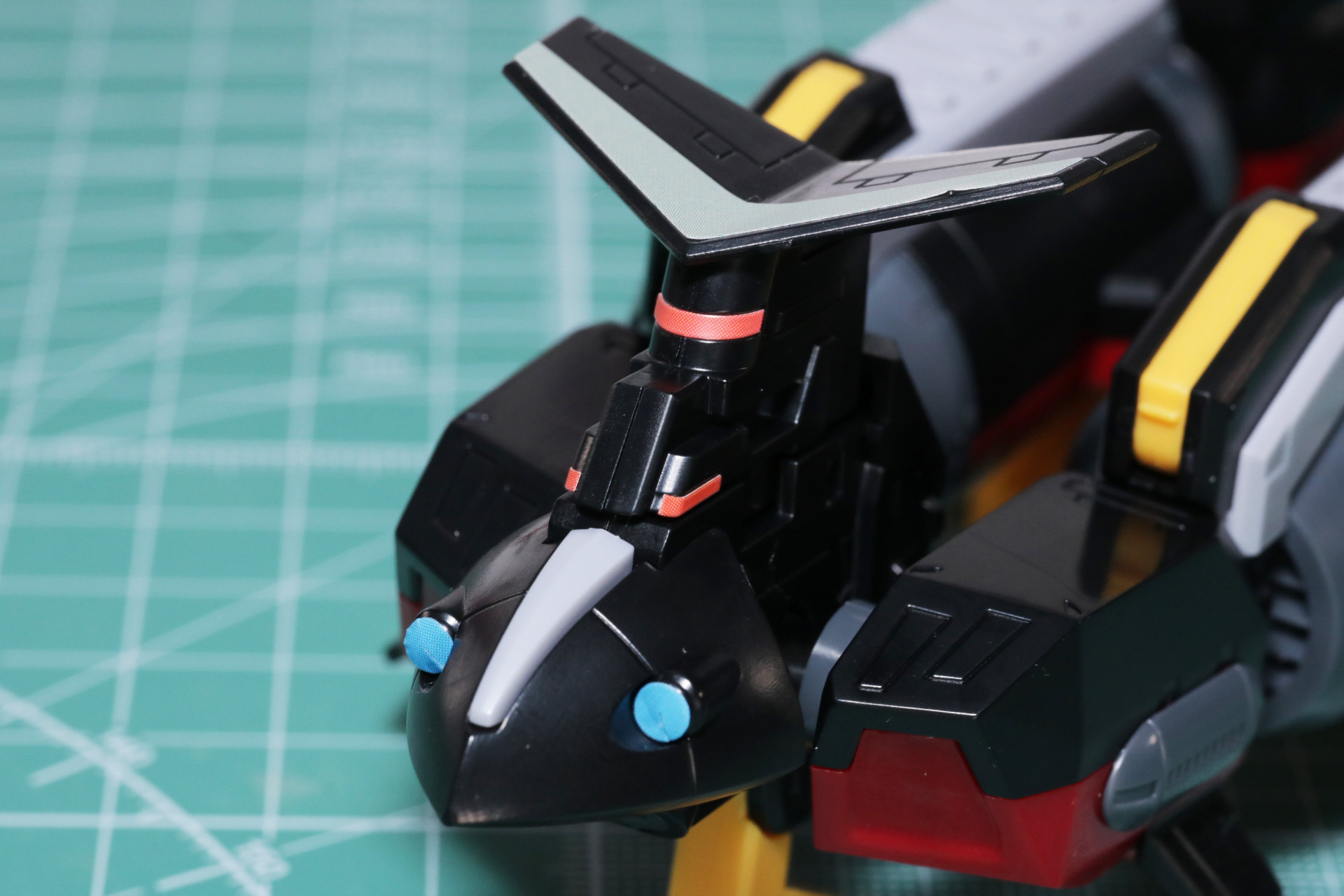 艦首、艦橋部分にシールを貼る