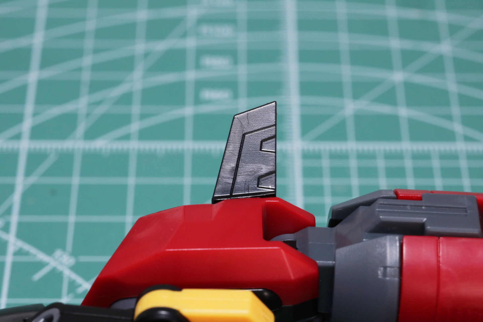 左右艦体の下部にある舵裏にシールを貼る