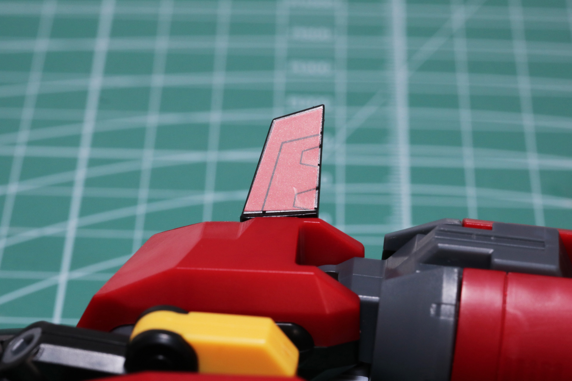 左右艦体の下部にある舵裏にシールを貼る