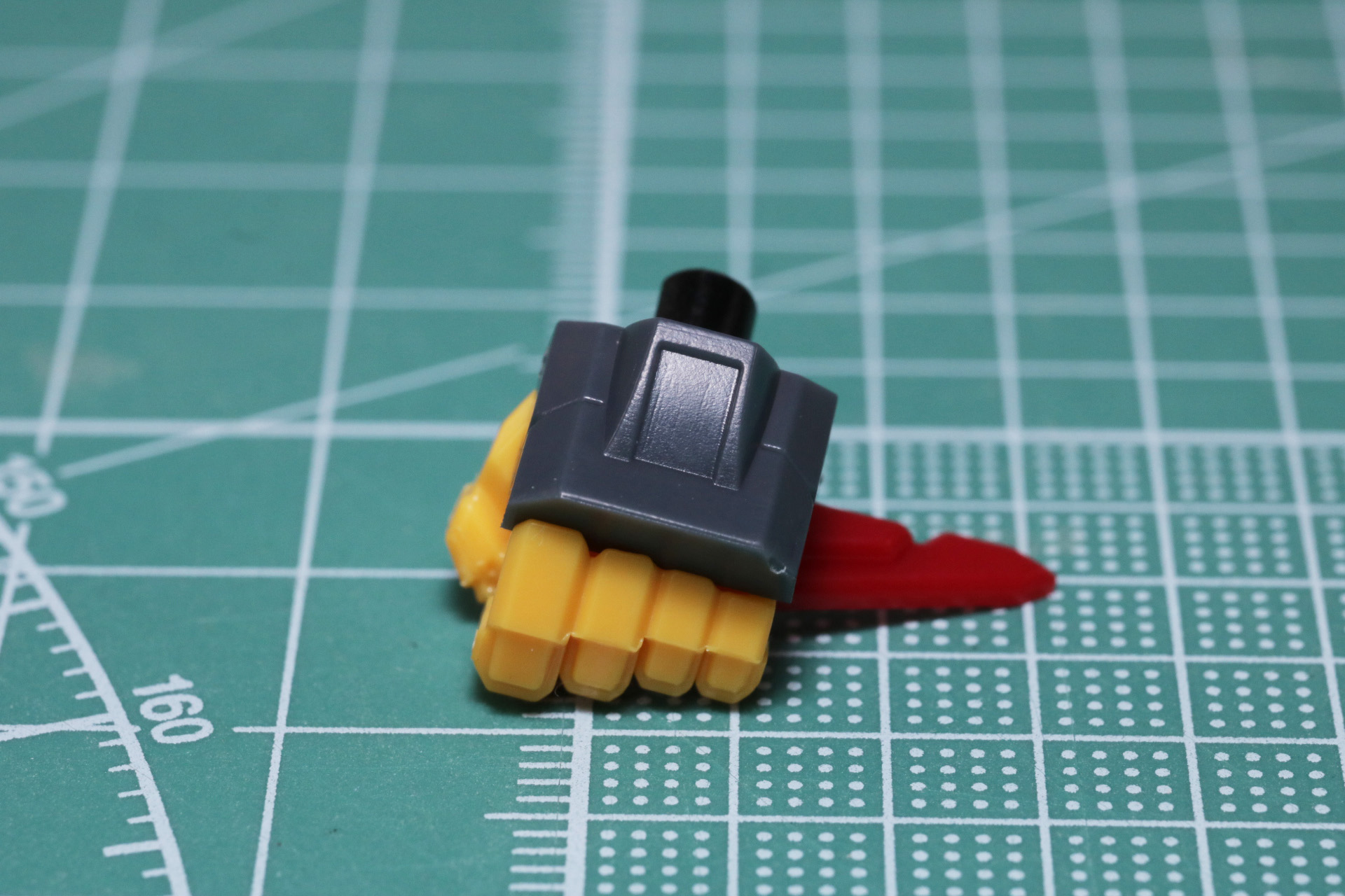 各手首パーツの手甲部分にシールを貼る