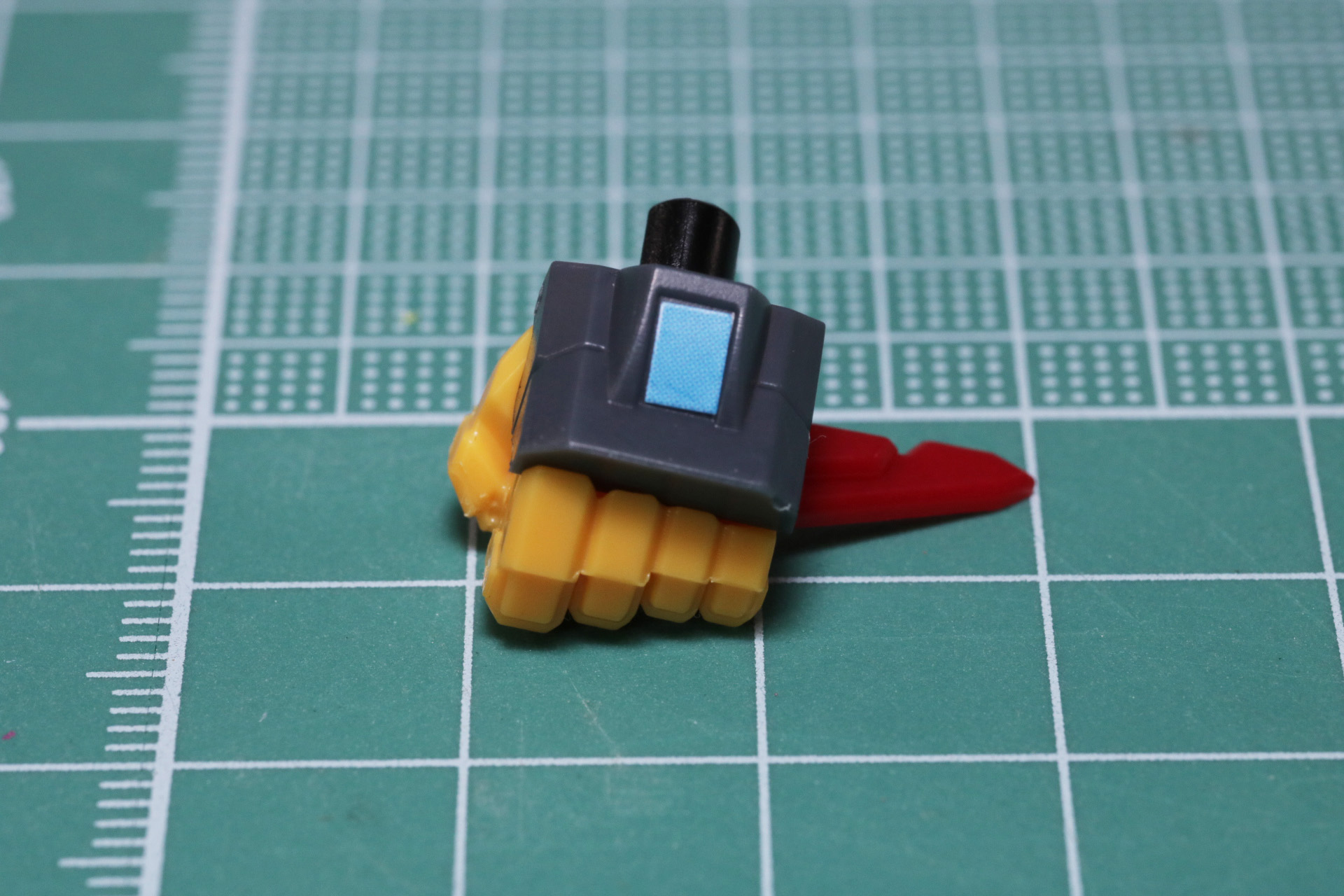 各手首パーツの手甲部分にシールを貼る