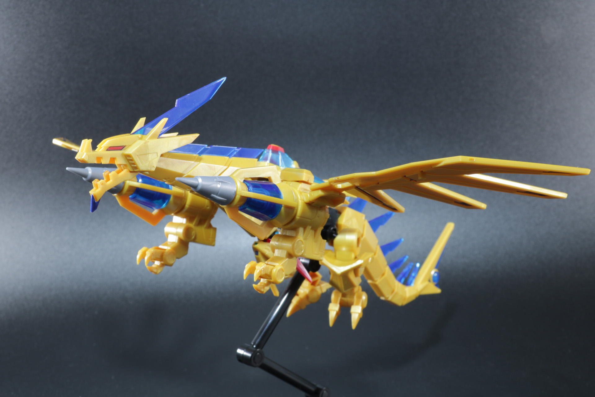 両翼を広げた迫力ある姿のビッグゴルドバーン