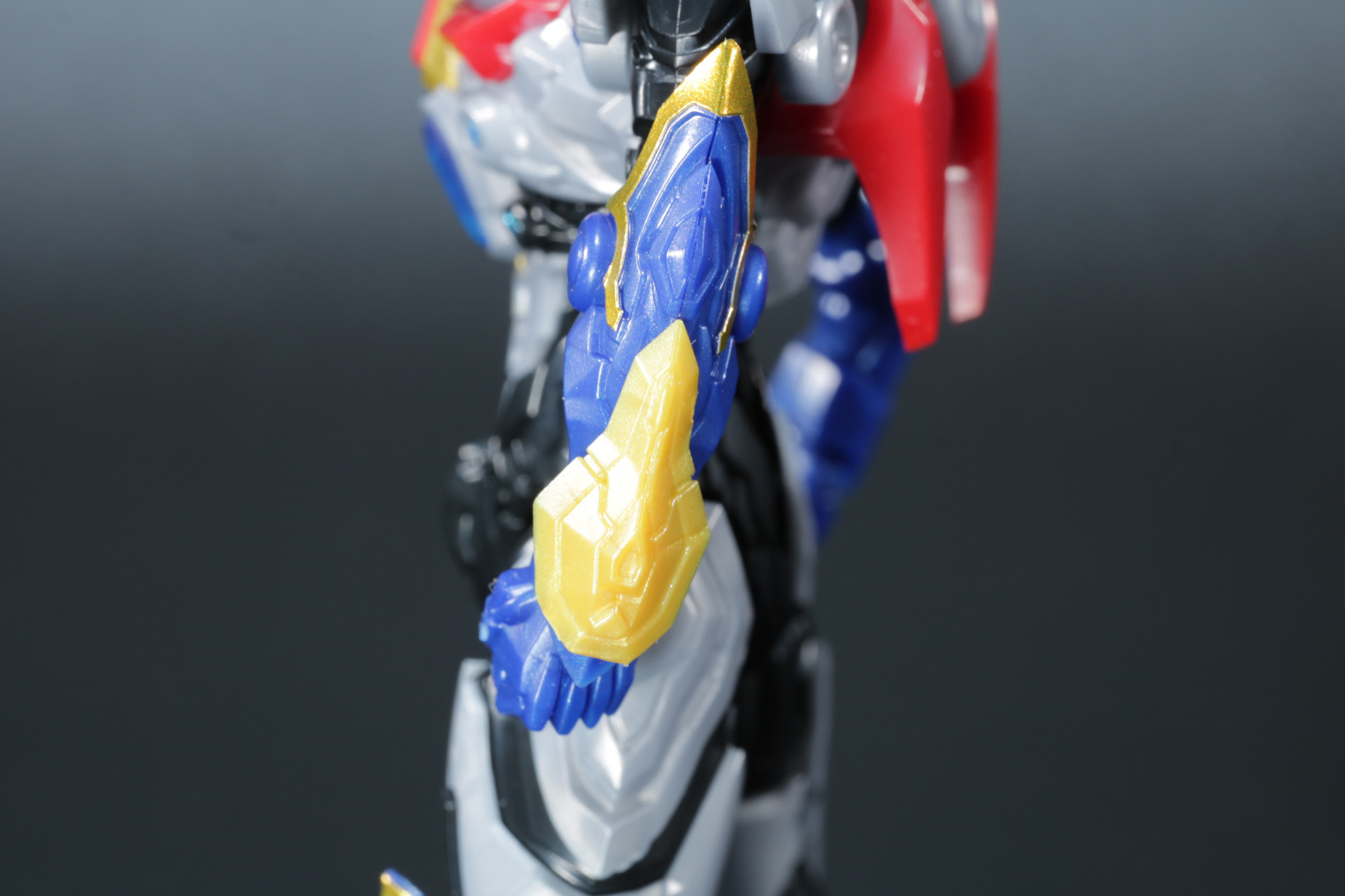 左腕にはプライマルアクセプターの造形も再現