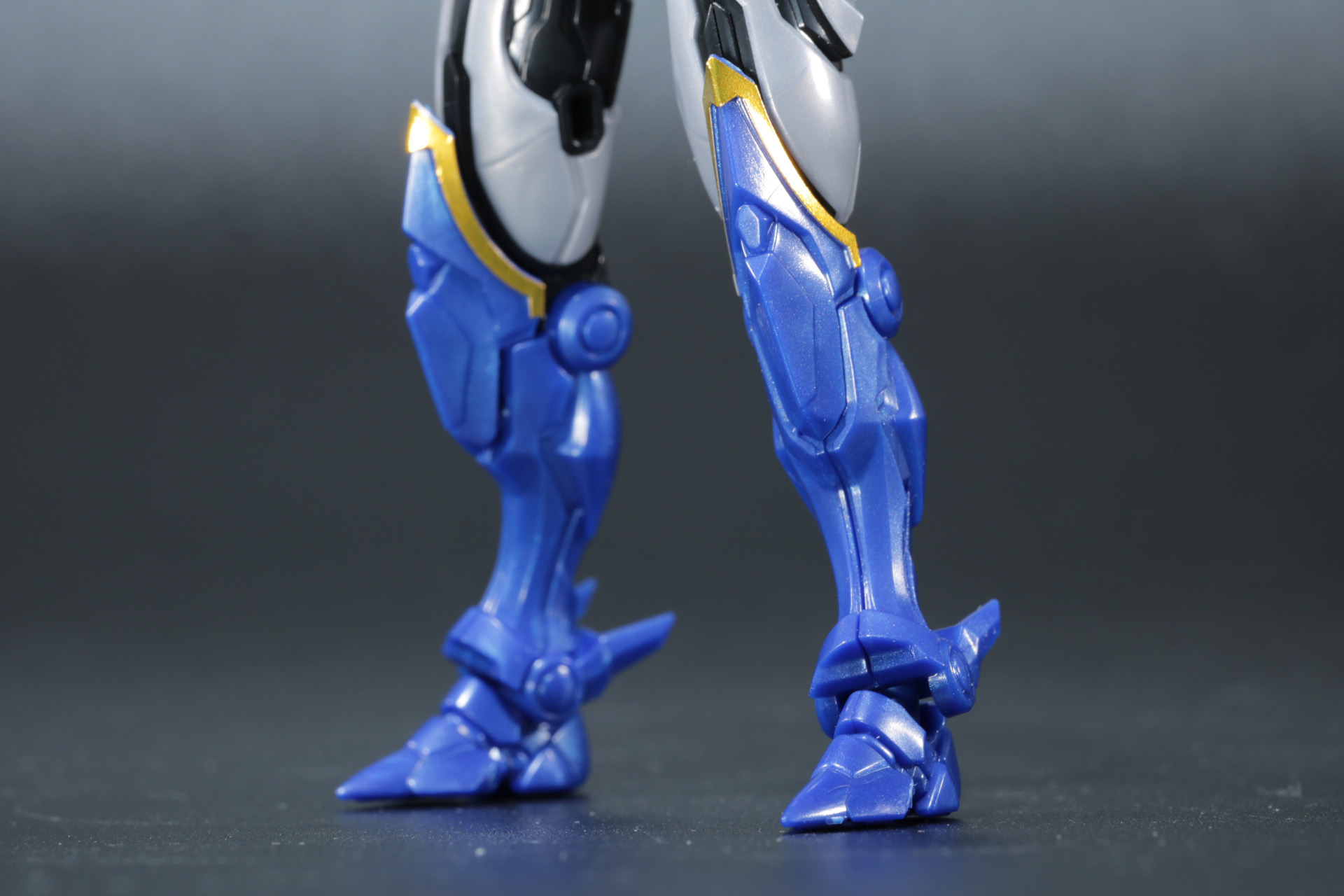 足もエッジのある造形を再現