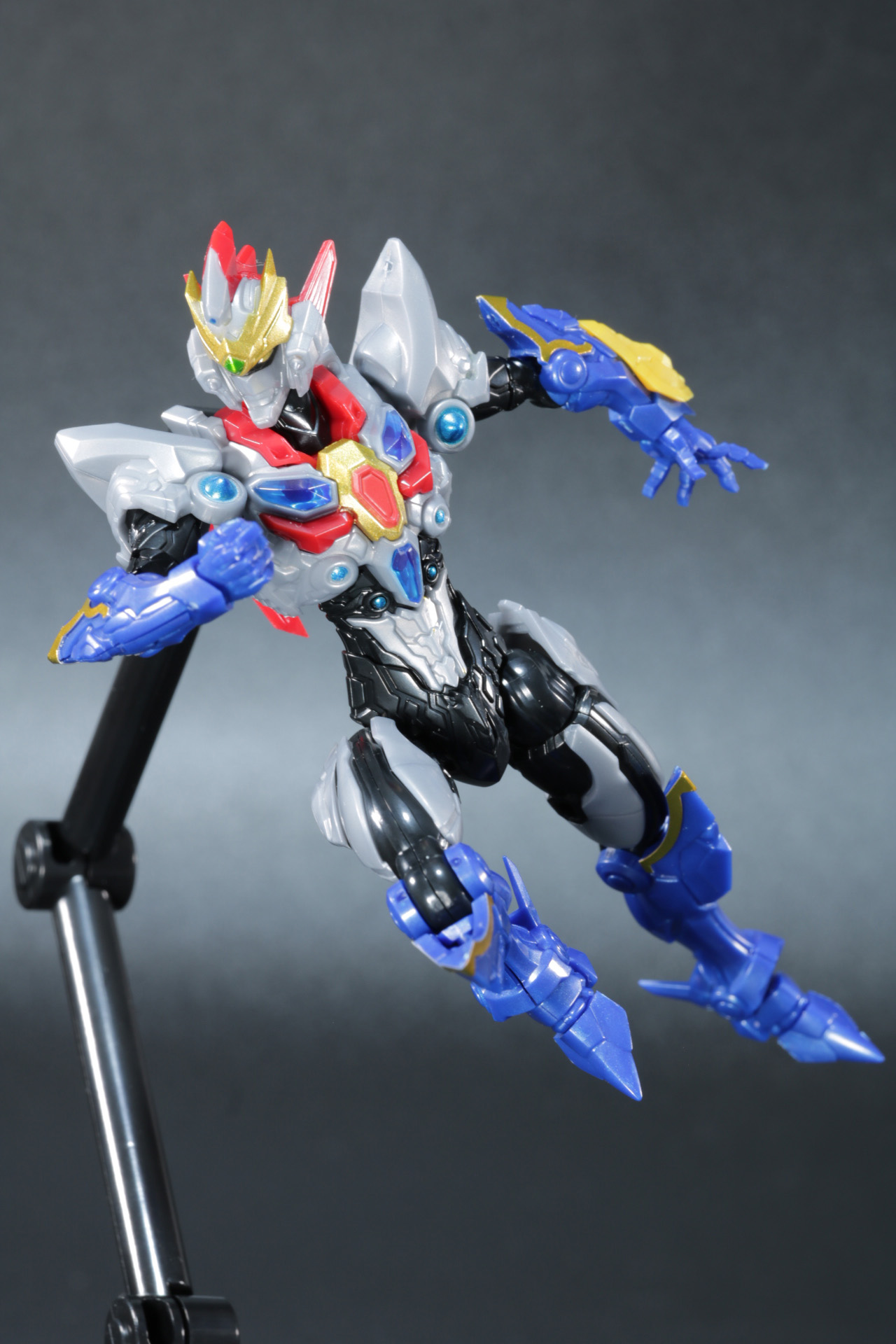 ディスプレイで躍動感あるポーズも楽しめる