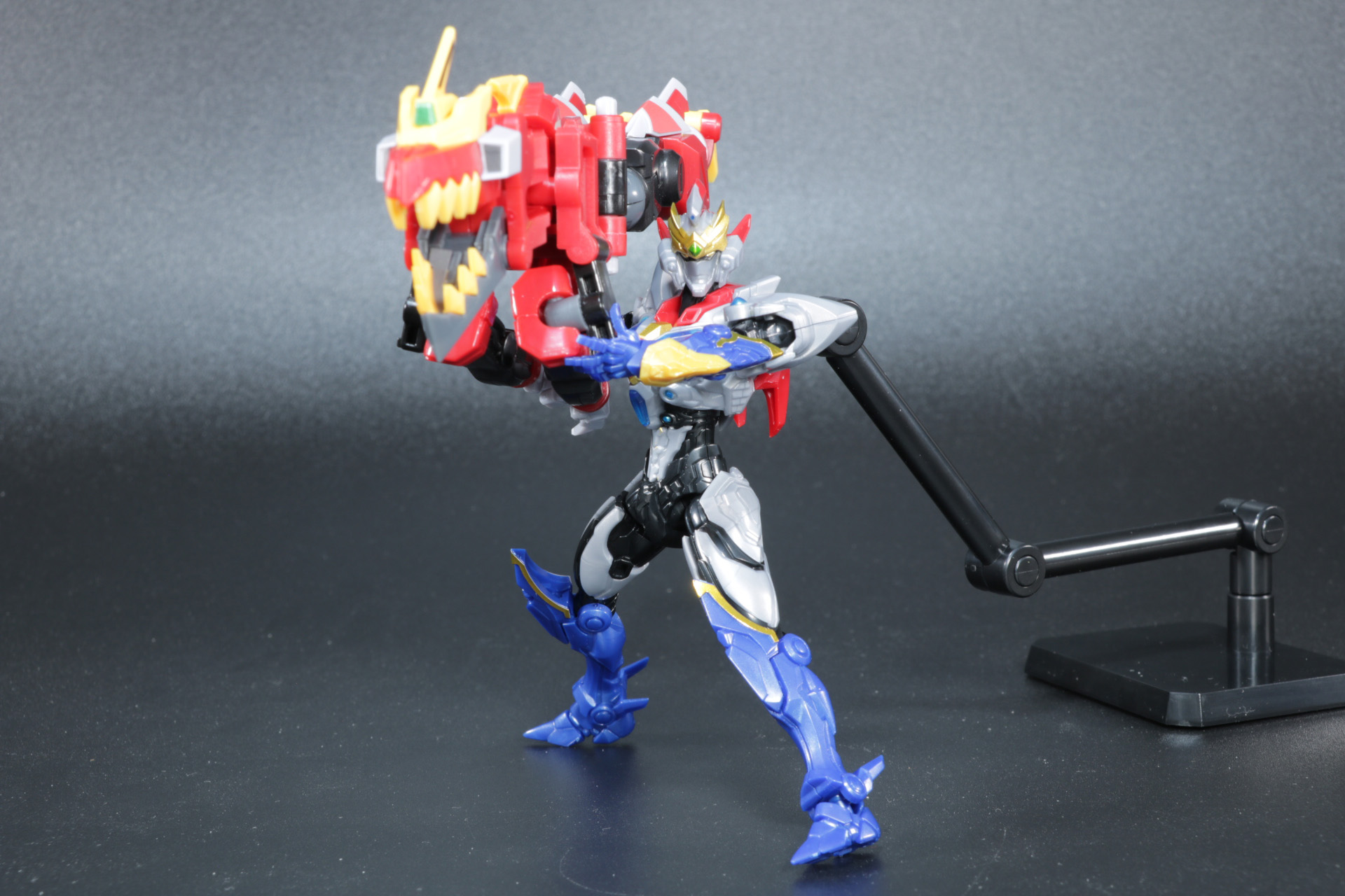 「MODEROID ダイナゼノン」の「ダイナソルジャー」を変形させたダイナキャノンを持たせることができる