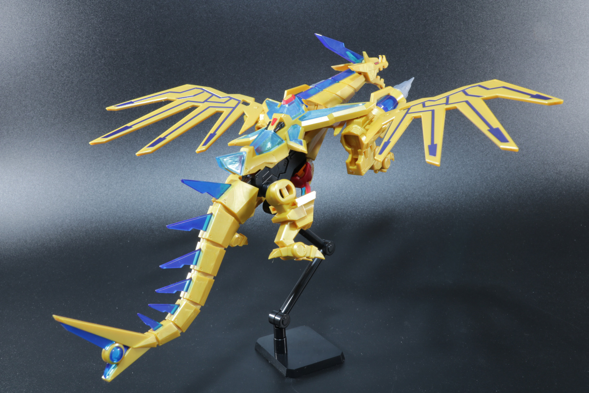 胸飾りの独特なクリアの輝きも再現されている