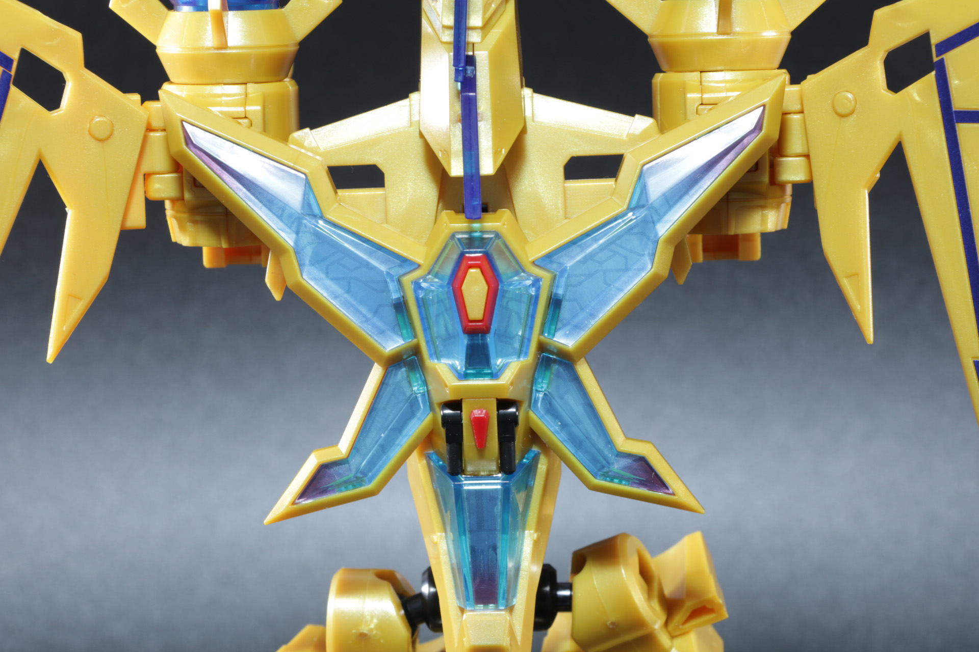 胸飾りの独特なクリアの輝きも再現されている