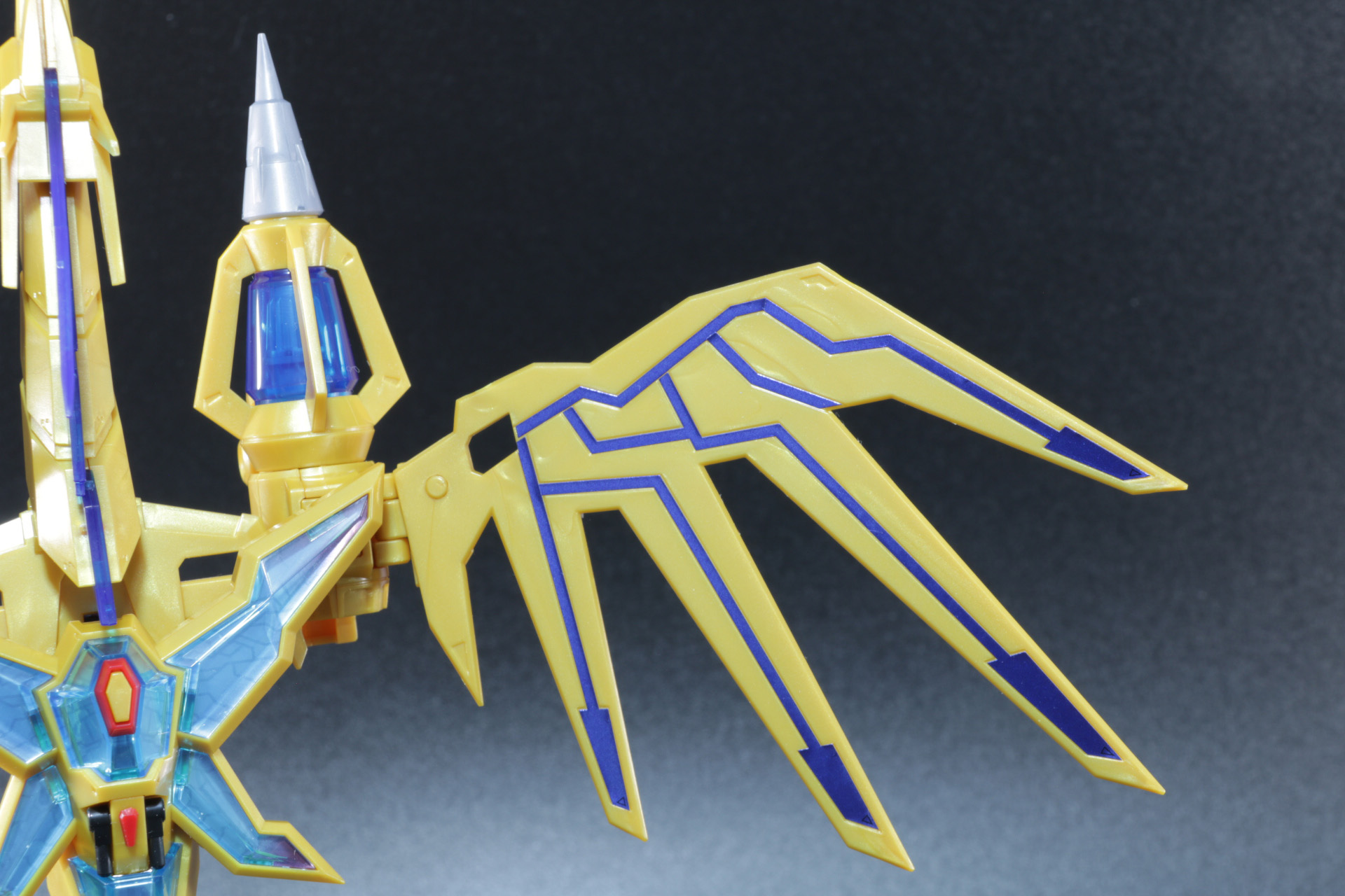 翼にはシールで表現されたラインや巨大なドリル