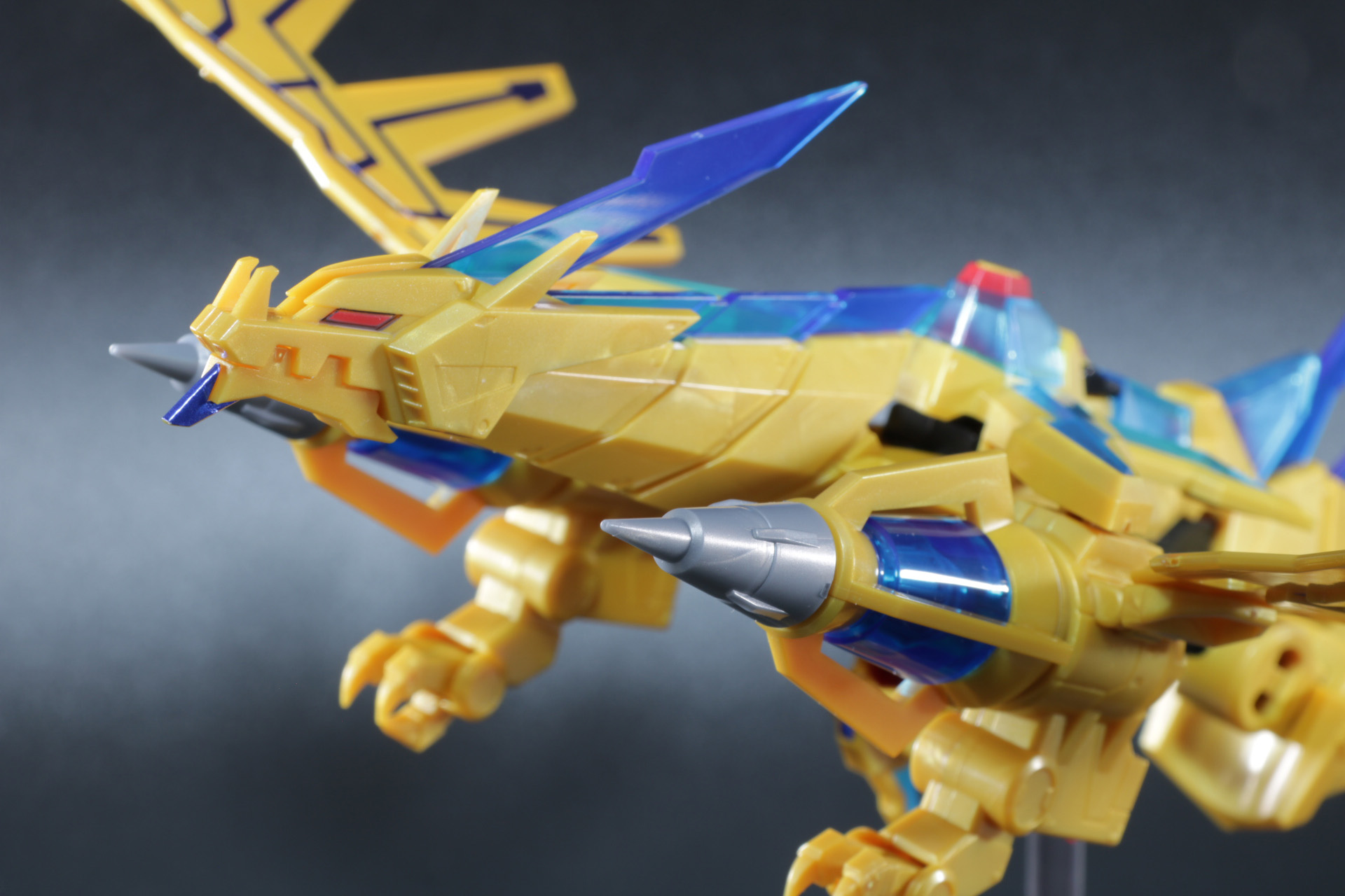 直線的ながら蛇腹状の首など有機的なデザイン