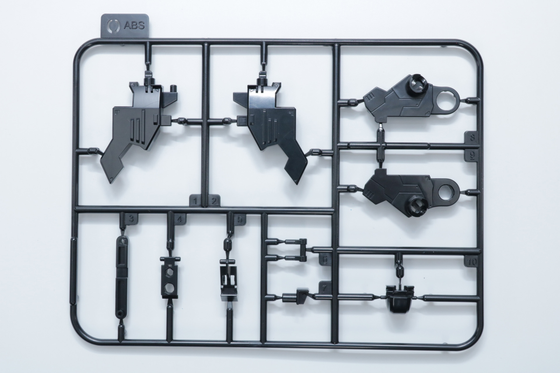 Oパーツ。こちらは黒の成型色（左）と赤の成型色（右）