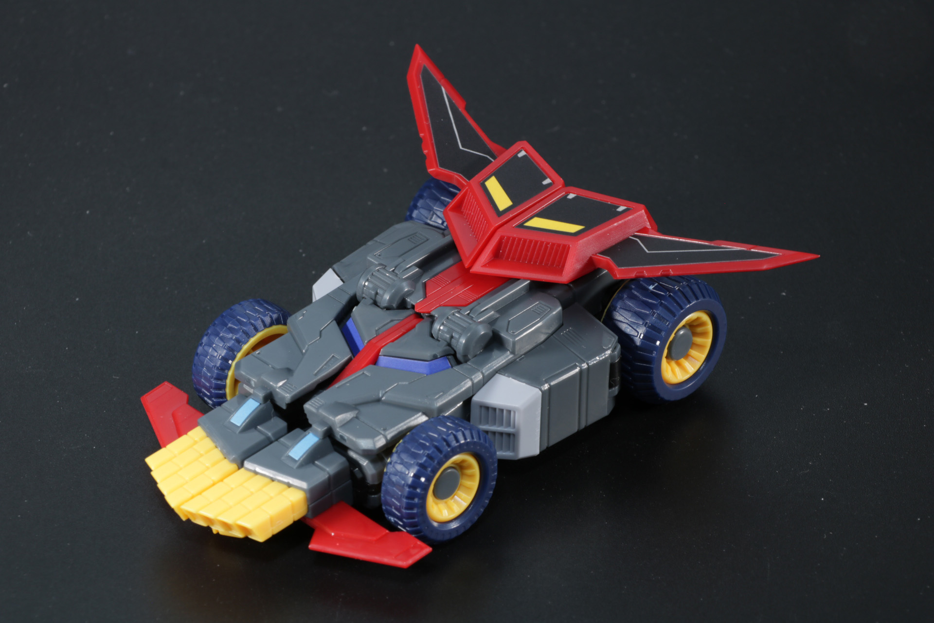 「ダイナストライカー」はタイヤが回転するギミックを搭載している