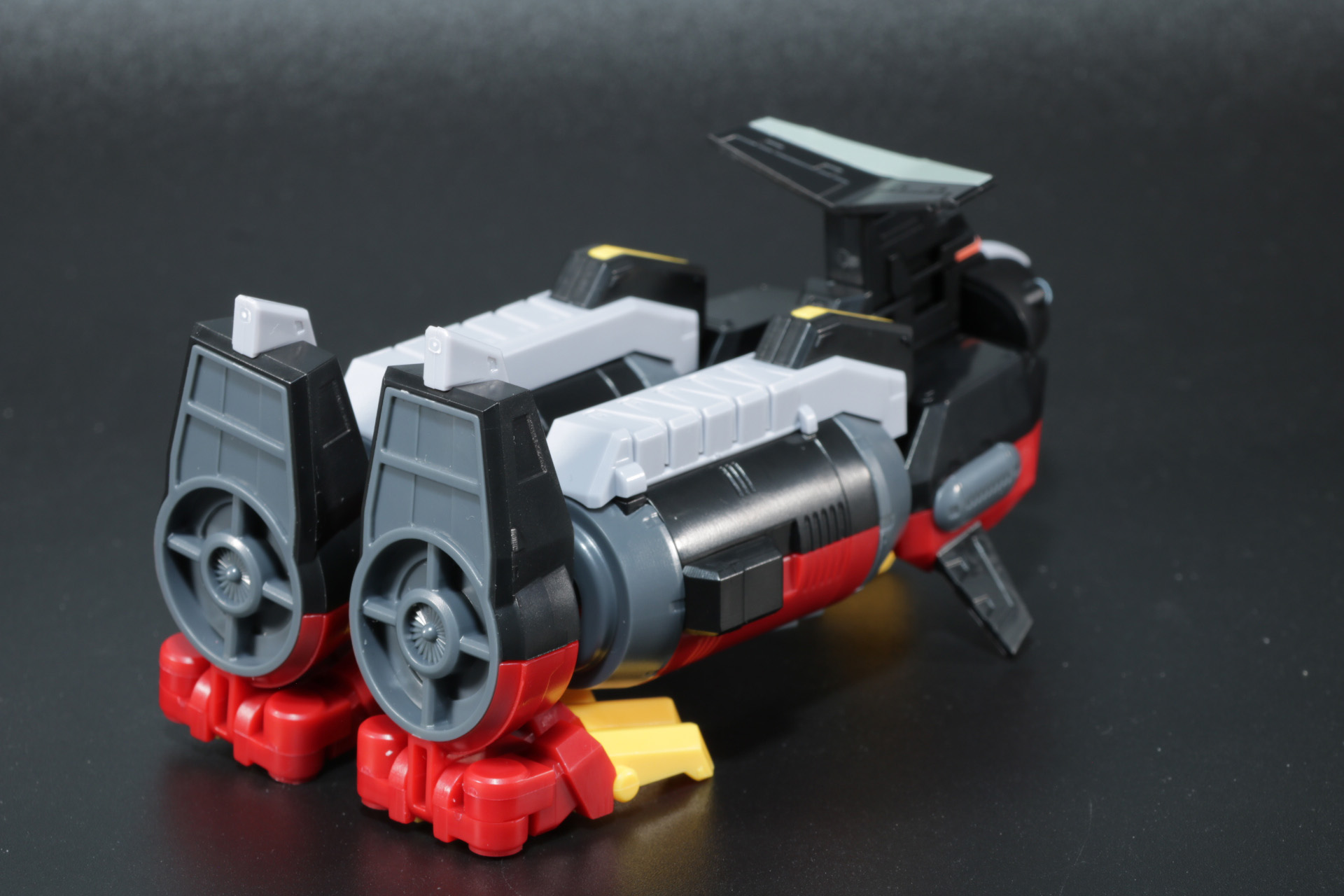 上部のミサイルハッチは開閉が可能。中の弾頭などもしっかり色分けされている