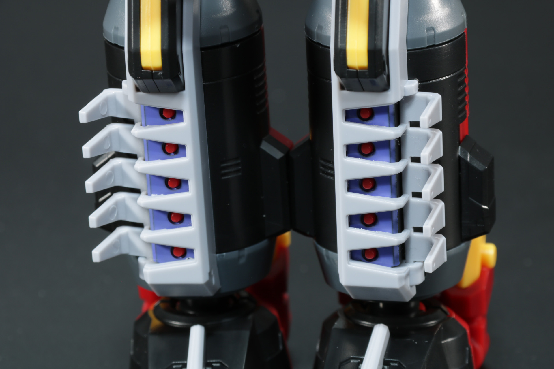 上部のミサイルハッチは開閉が可能。中の弾頭などもしっかり色分けされている