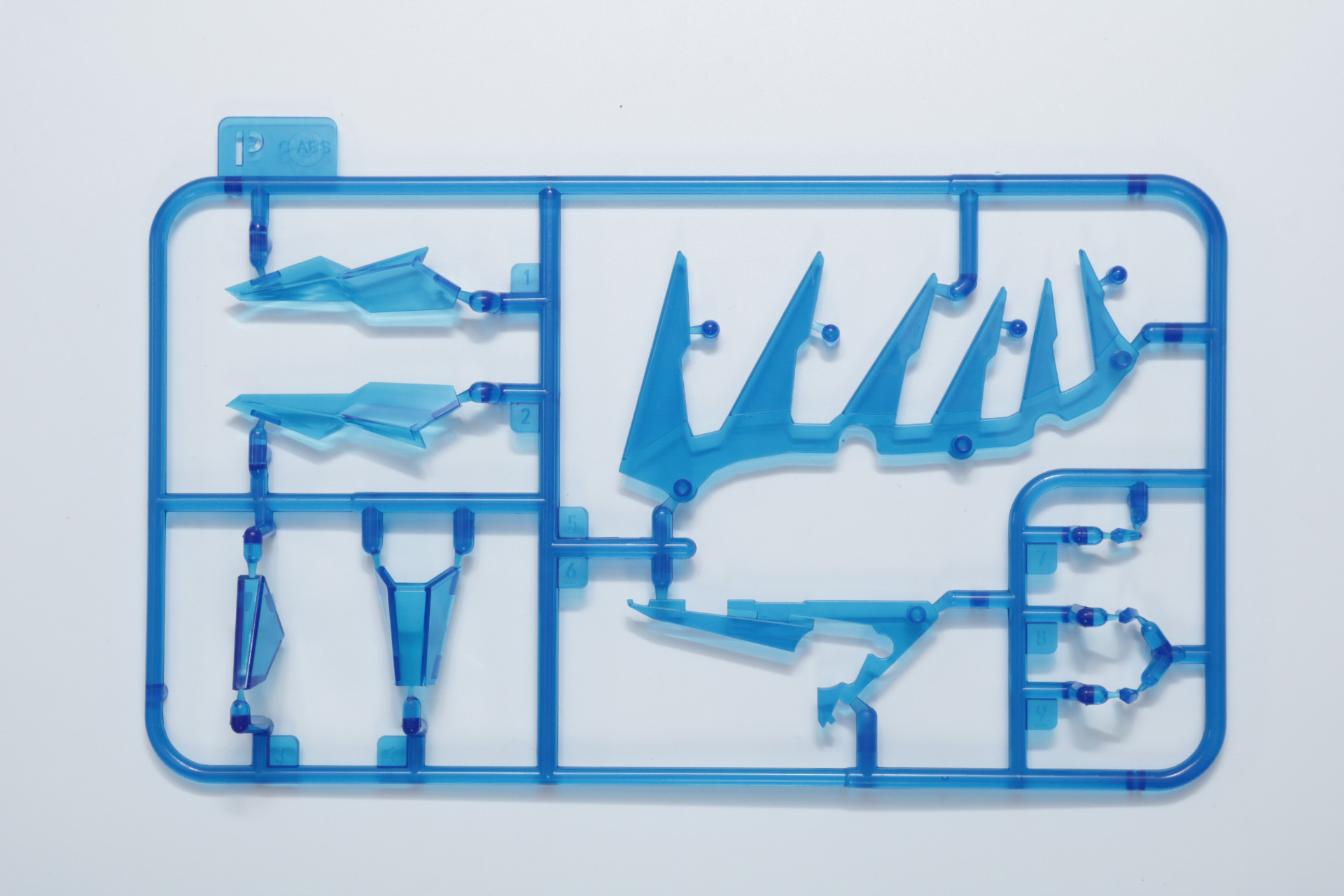 Pパーツ。クリアの深青カラー（左）と薄青カラー（右）