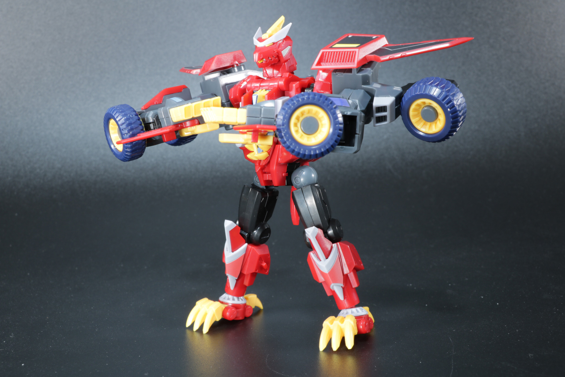 「ダイナソルジャー」の両腕に「ダイナストライカー」をコンバインし、強力な砲撃を見舞う