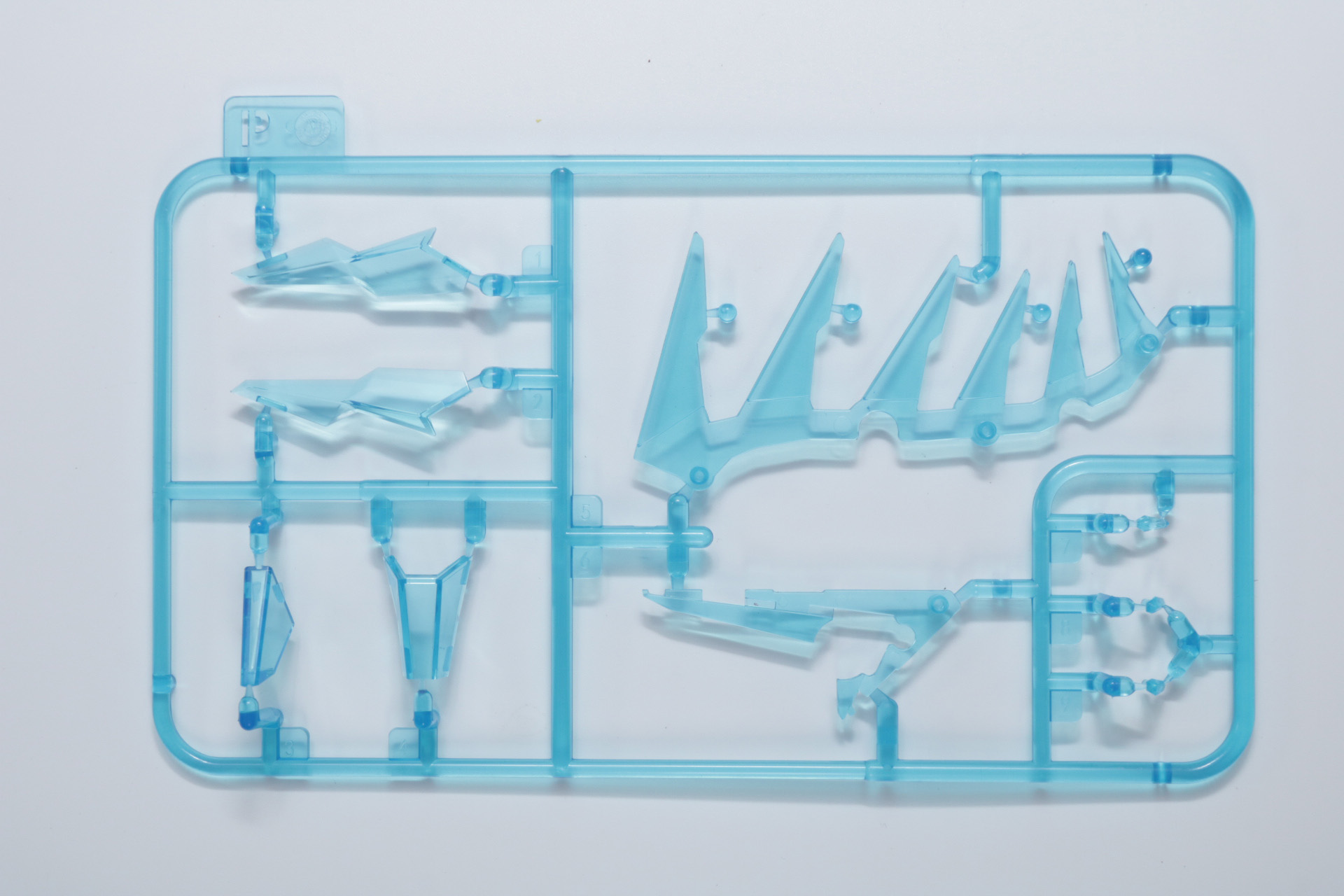 Pパーツ。クリアの深青カラー（左）と薄青カラー（右）