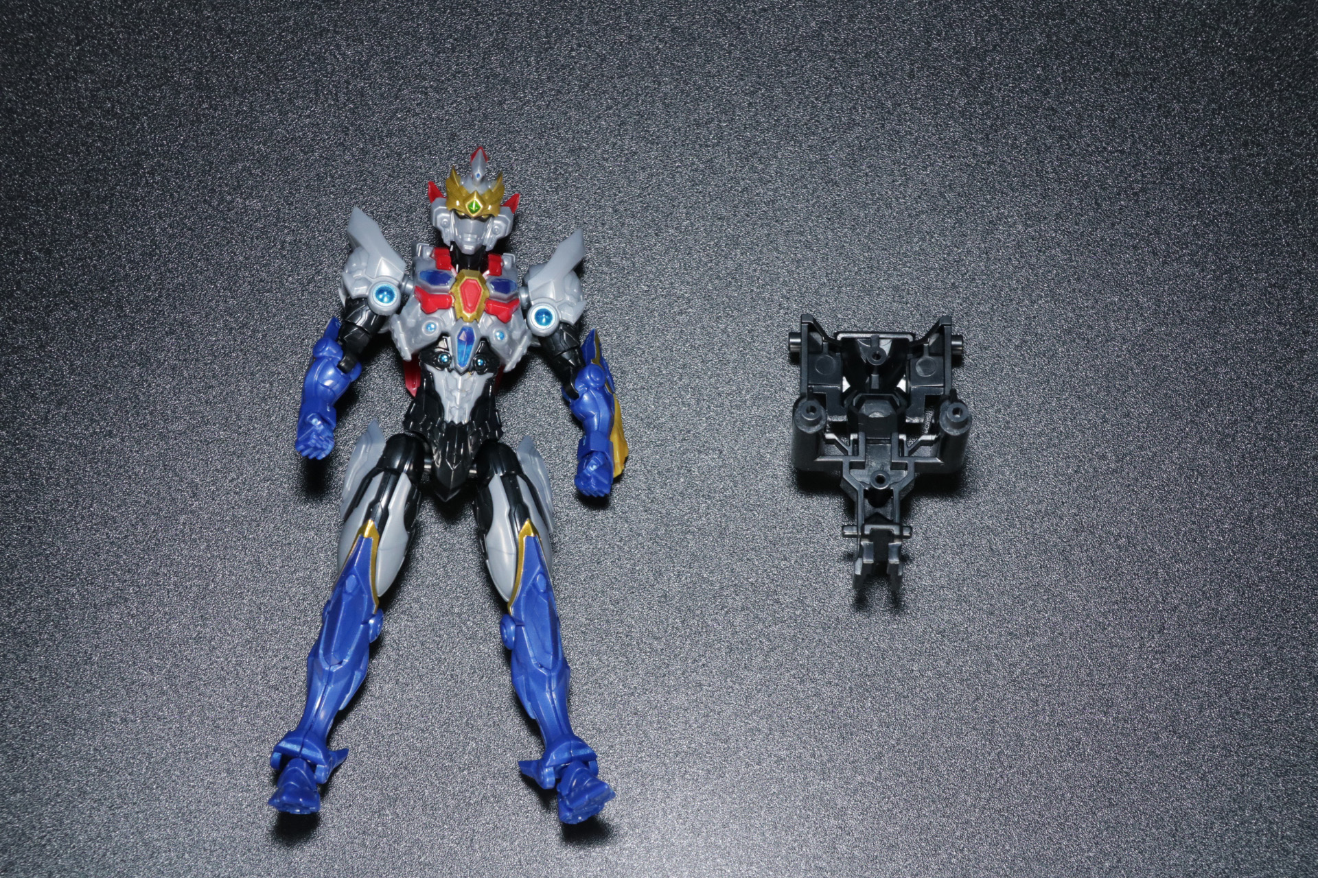 「グリッドマン (Universe Fighter)」は両手を取り外し、専用のアタッチメントパーツに取り付ける