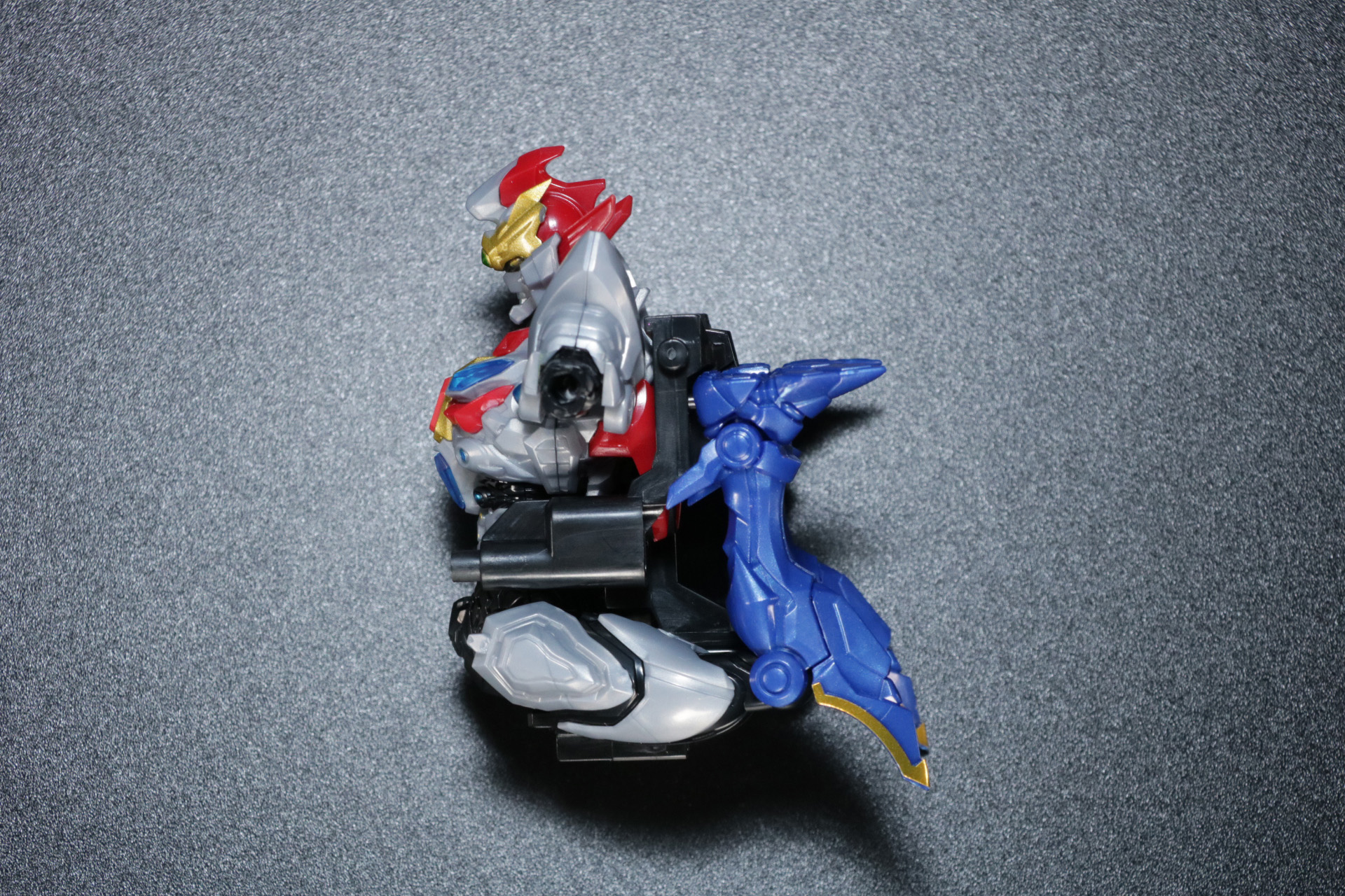 「グリッドマン (Universe Fighter)」は両手を取り外し、専用のアタッチメントパーツに取り付ける