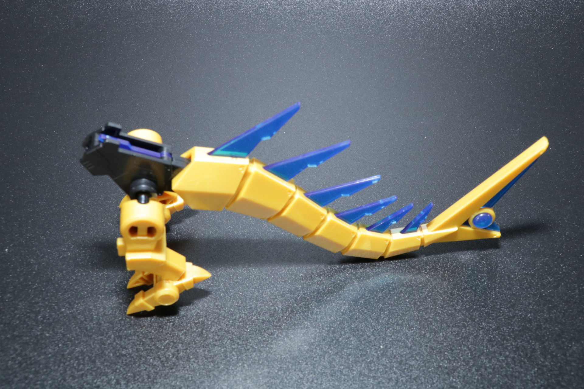 尻尾パーツは脚部を倒した状態にする