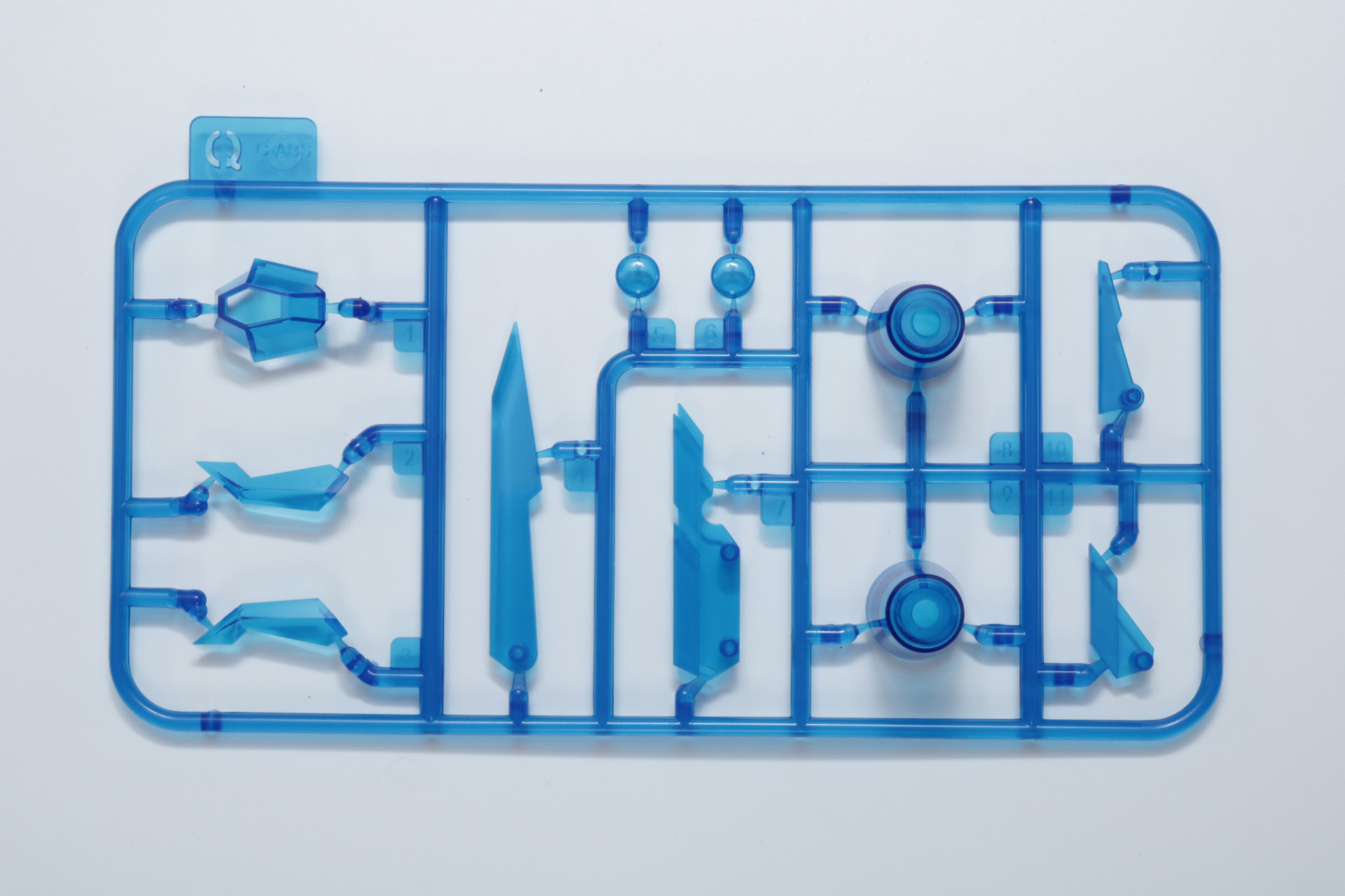 Qパーツ。クリアの深青カラー（左）と薄青カラー（右）