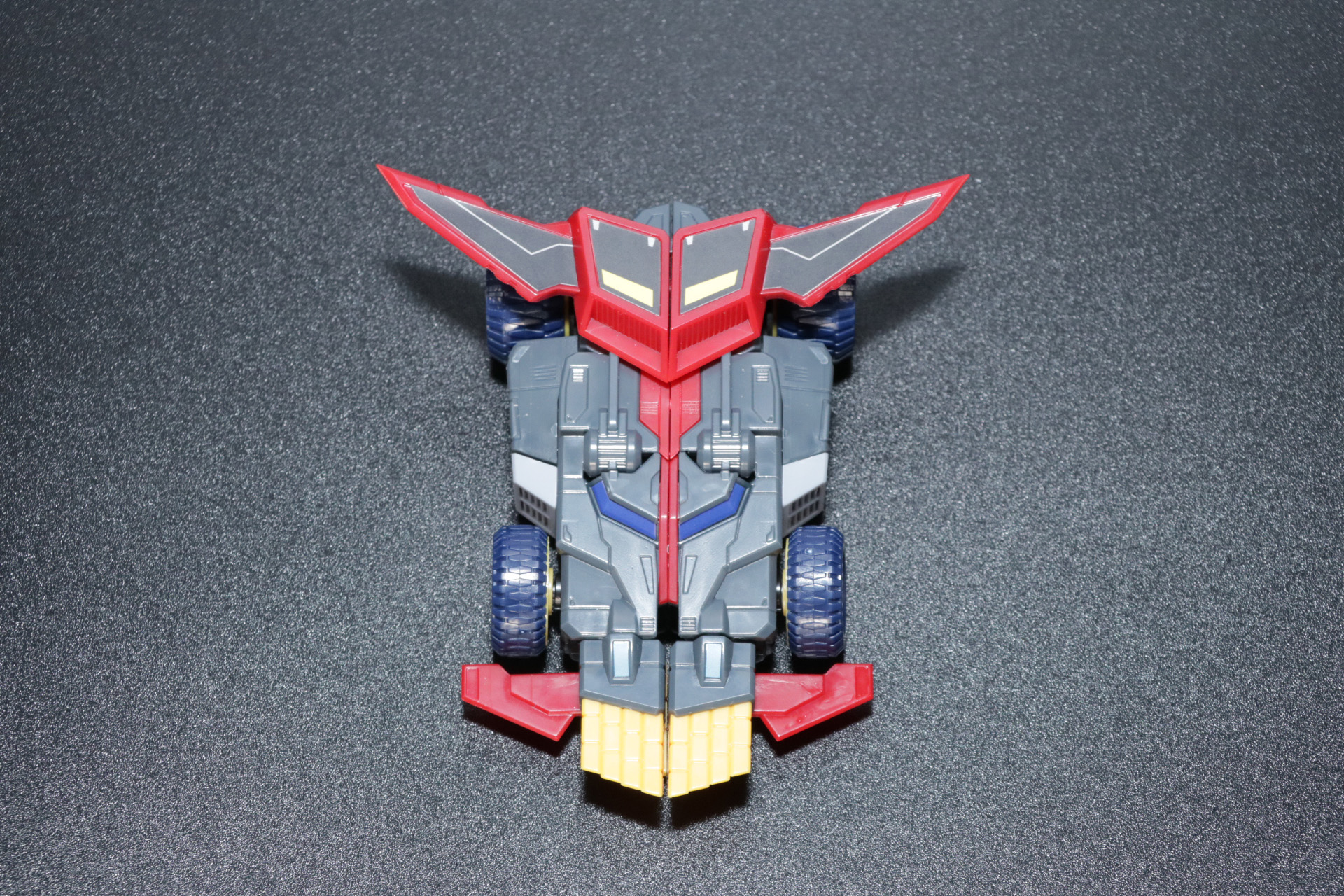 「ダイナストライカー」はカバーパーツを取り外し、分離させる