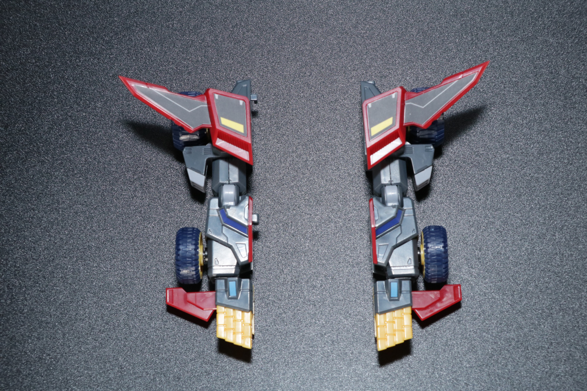 「ダイナストライカー」はカバーパーツを取り外し、分離させる