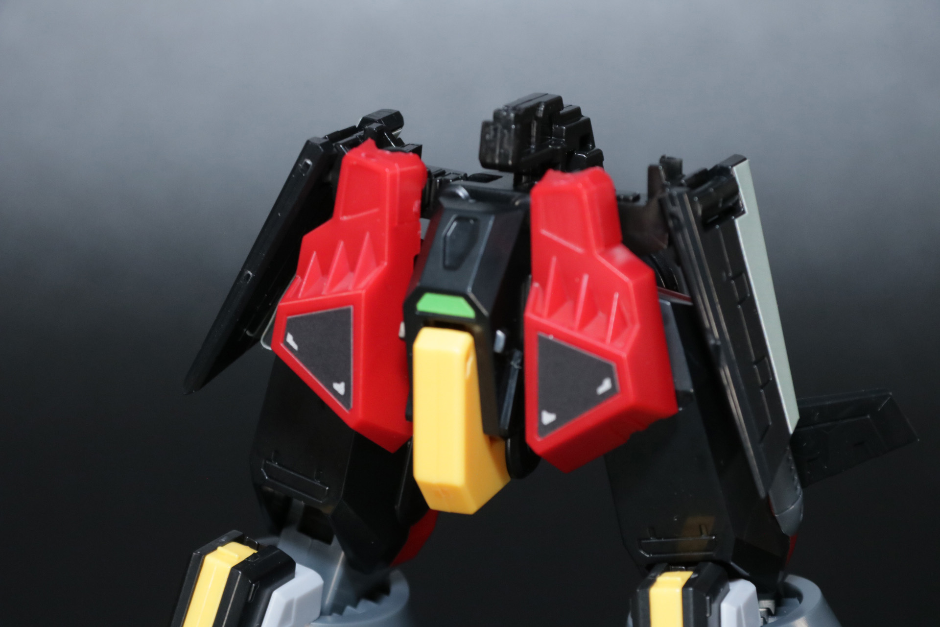 「ダイナダイバー」に「ダイナウイング」のパーツを取りつけて腰部を形成