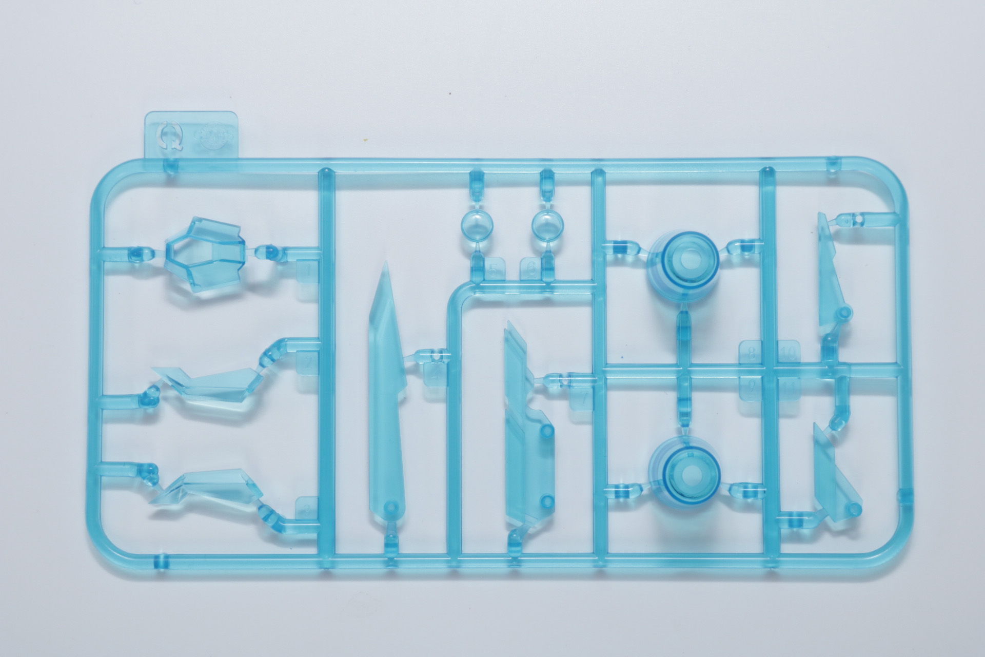 Qパーツ。クリアの深青カラー（左）と薄青カラー（右）