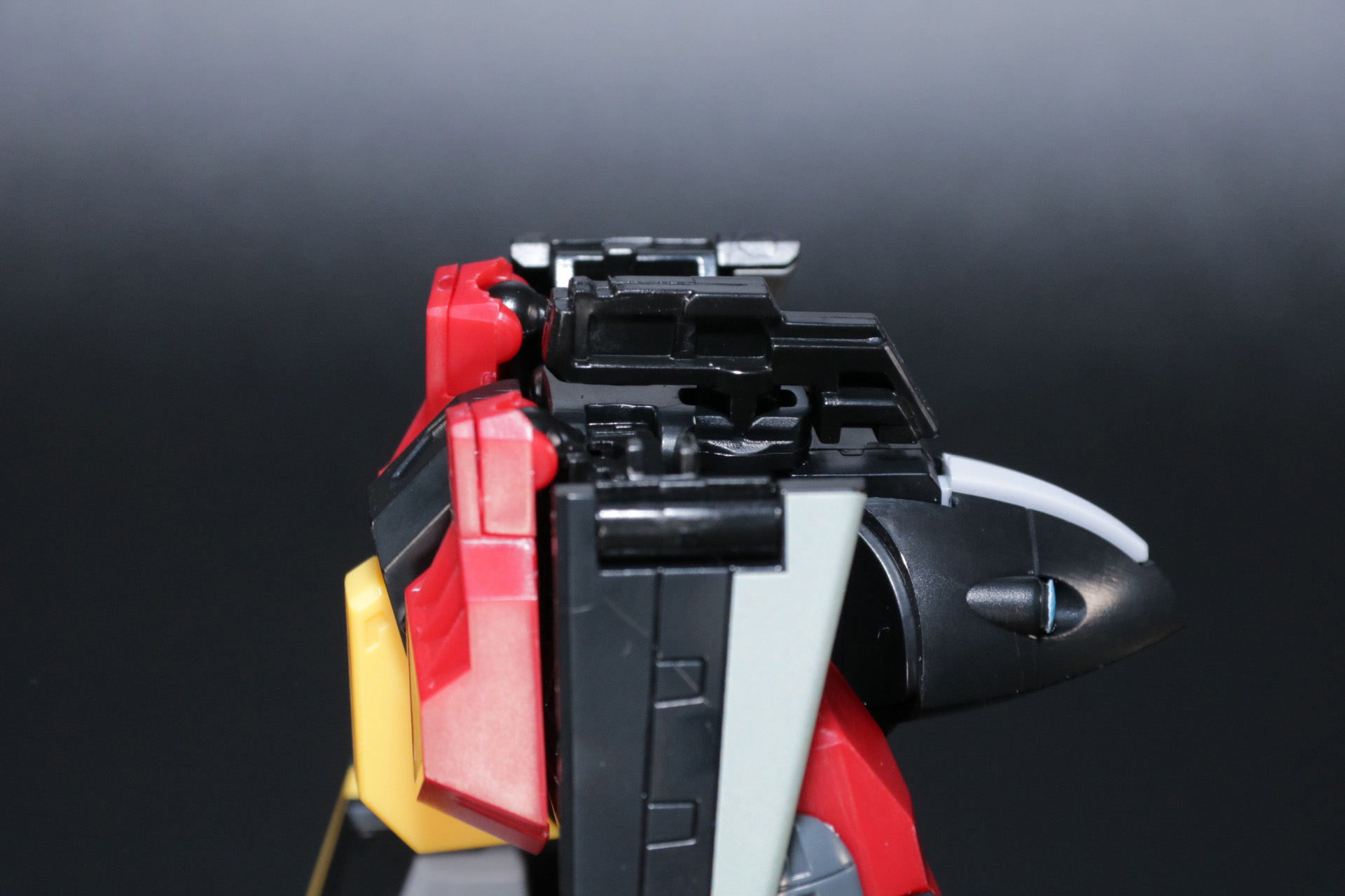 腰部に胴体となる「グリッドマン (Universe Fighter)」を接続