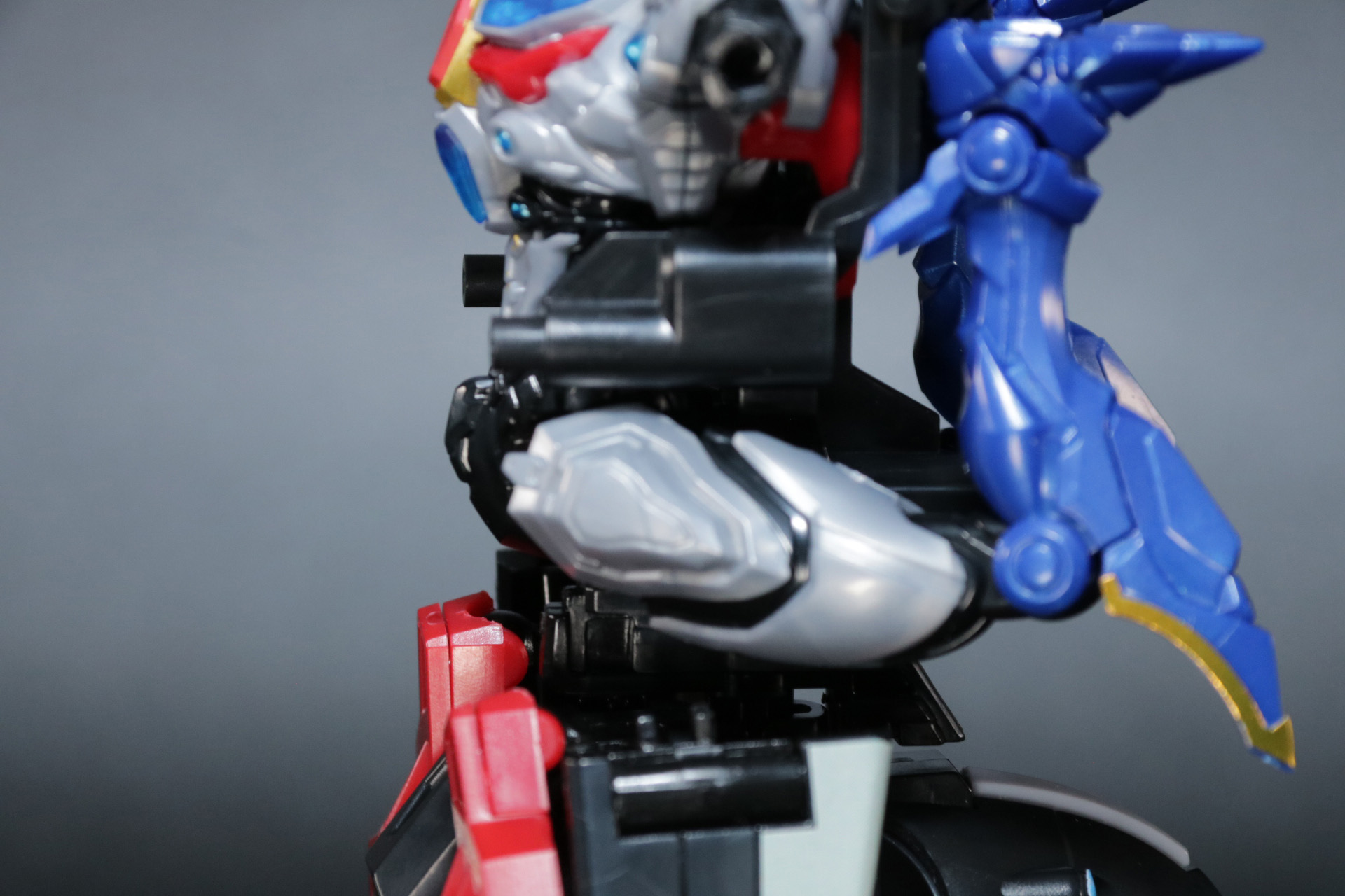 腰部に胴体となる「グリッドマン (Universe Fighter)」を接続