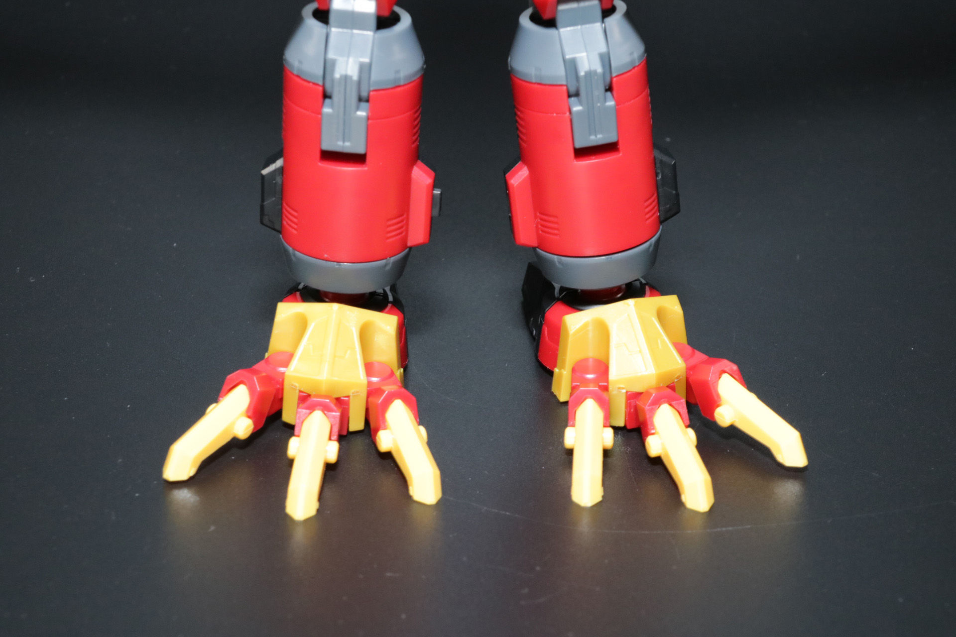 脚部の爪部分を展開し、「ビッグゴルドバーン」のパーツを被せる