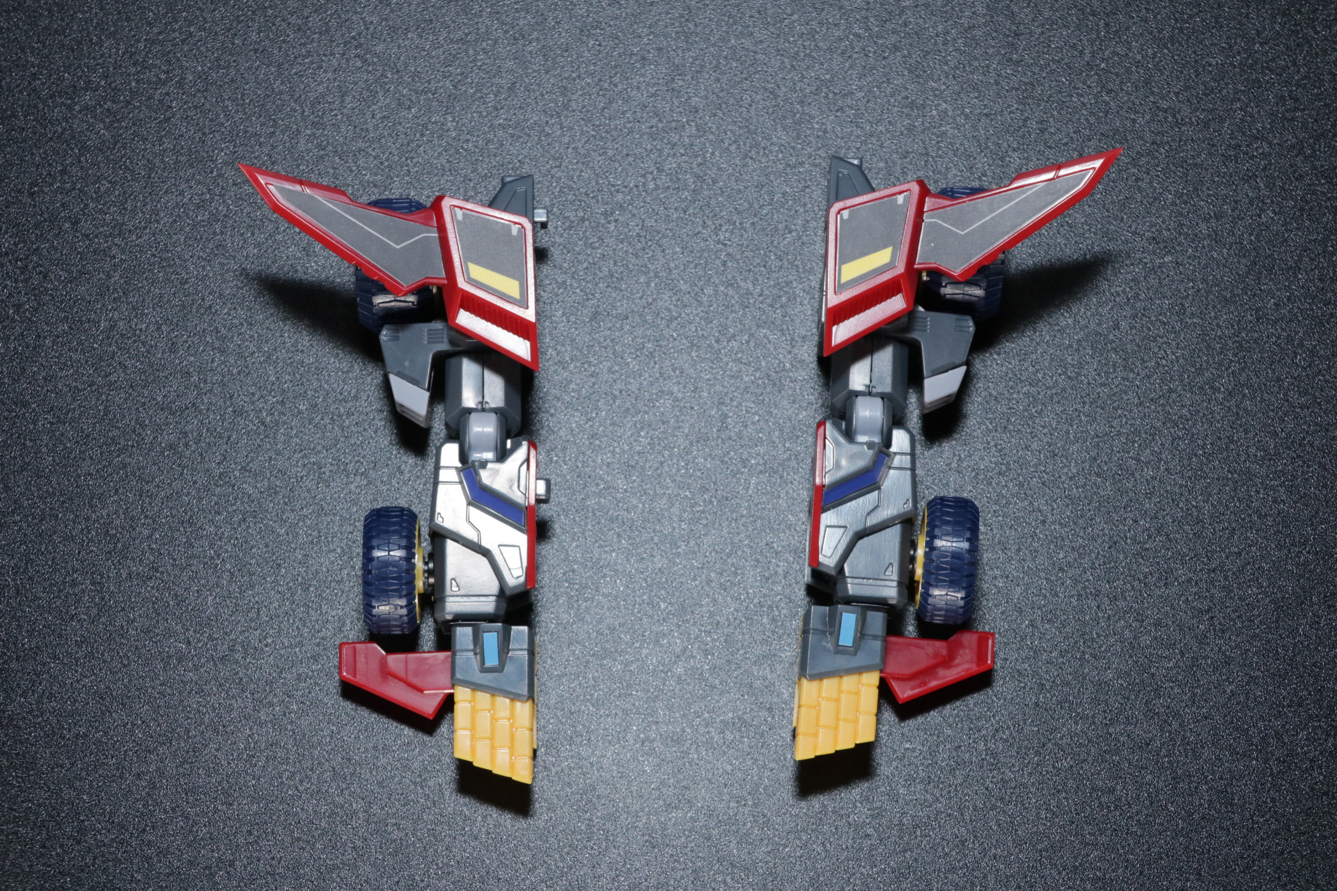 腕部となる「ダイナストライカー」の後部タイヤを展開