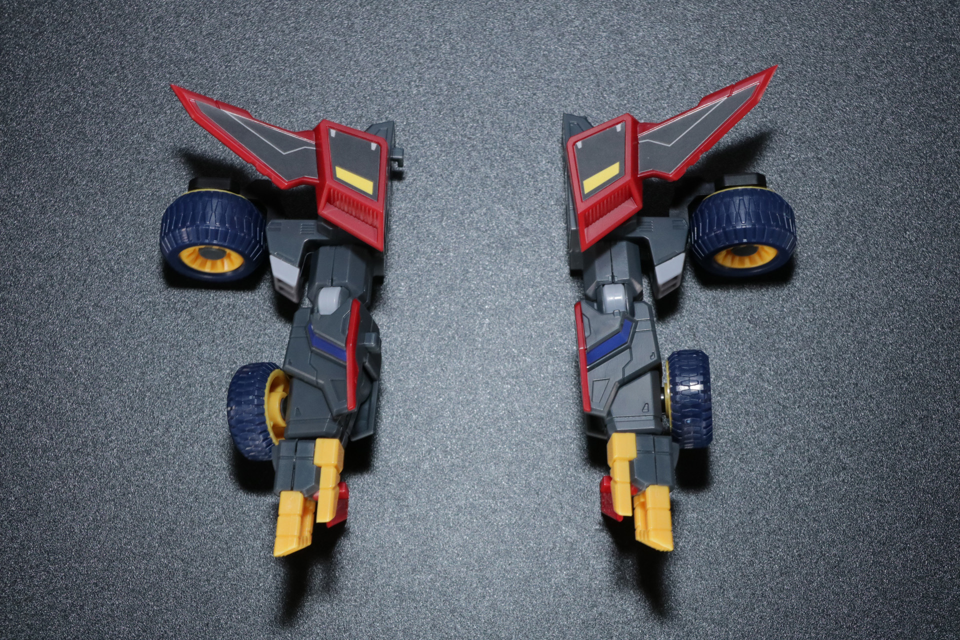 腕部となる「ダイナストライカー」の後部タイヤを展開