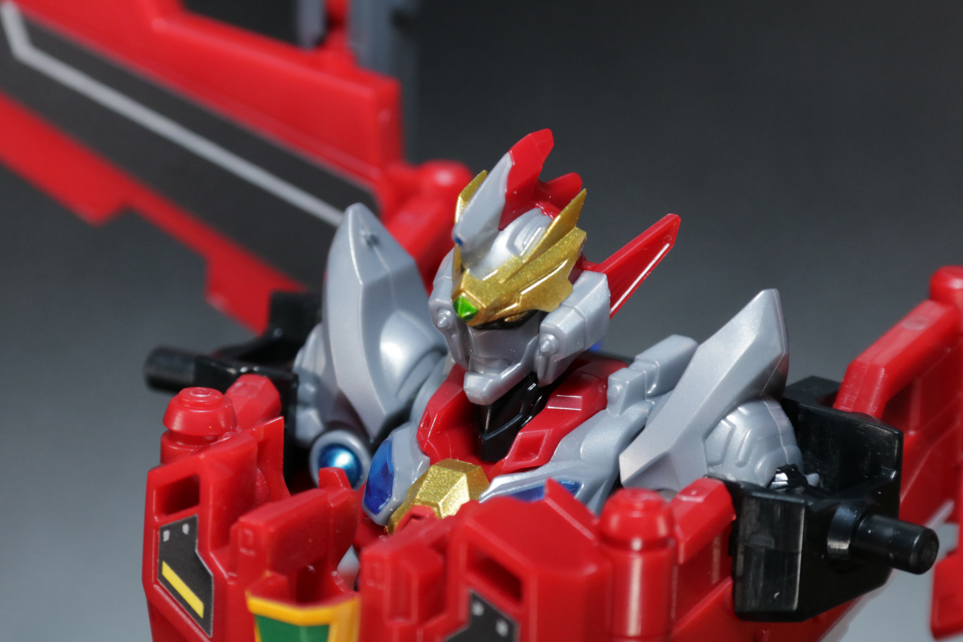 頭部に「ビッグゴルドバーン」のヘルメットパーツを装着