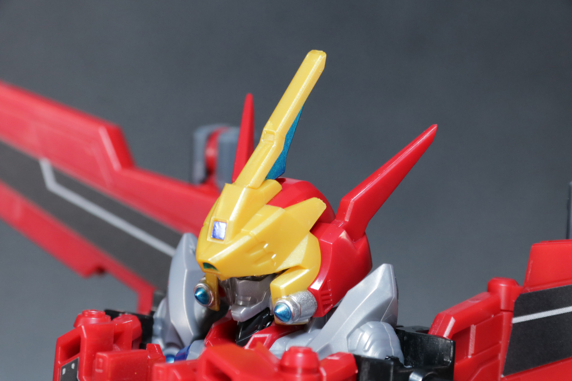 頭部に「ビッグゴルドバーン」のヘルメットパーツを装着