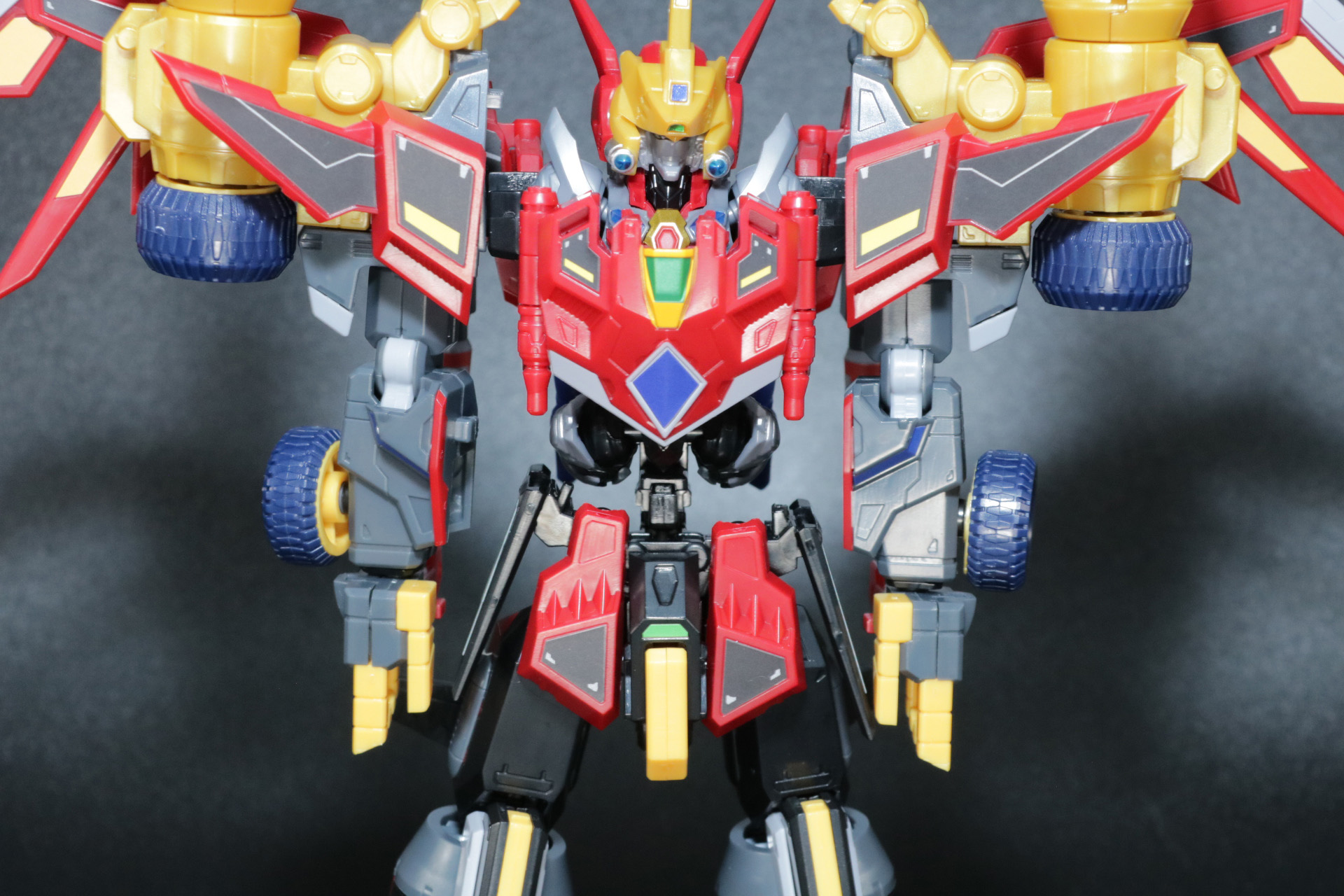 胸部に「ビッグゴルドバーン」の胸飾りをつける