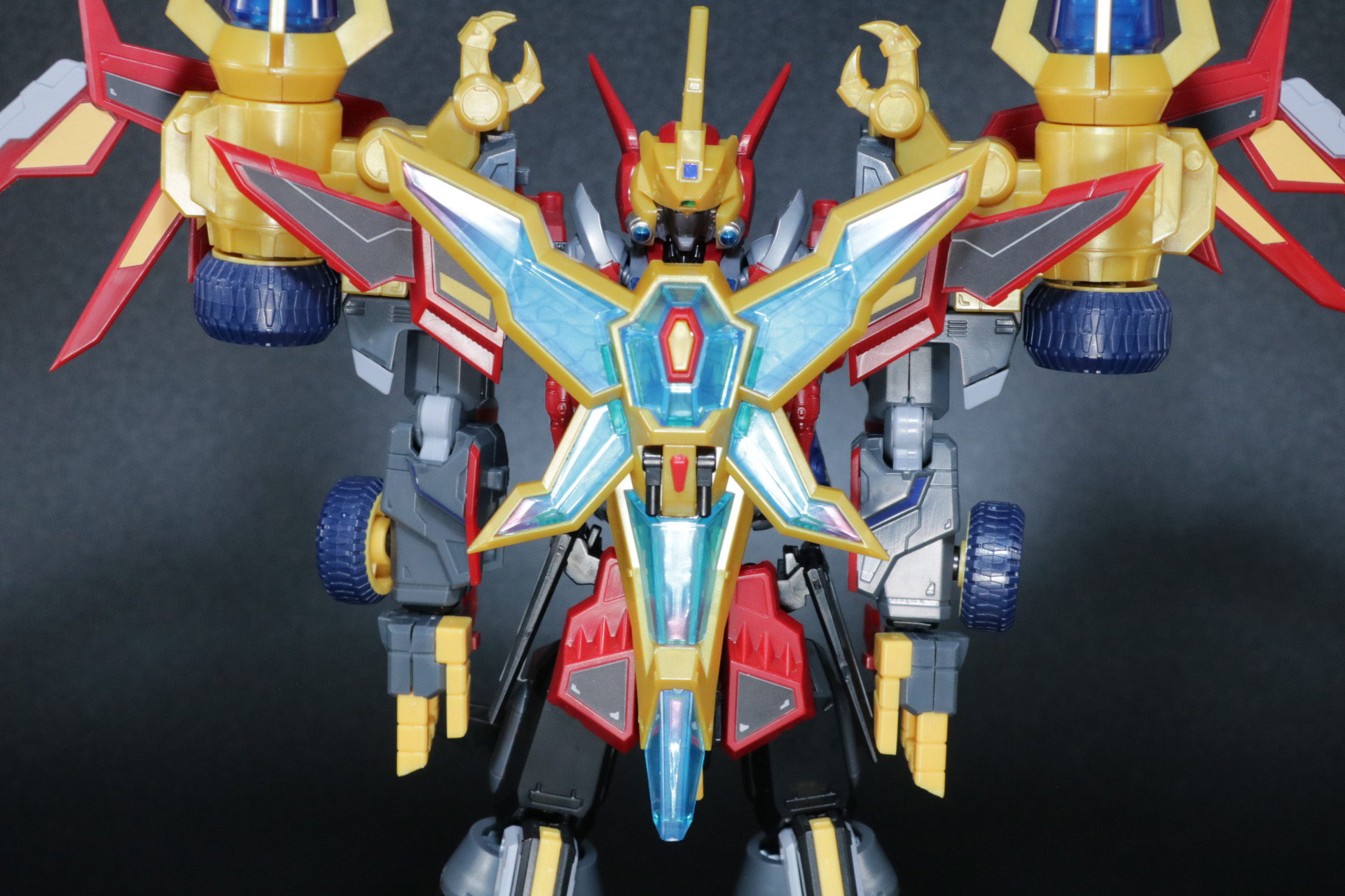 胸部に「ビッグゴルドバーン」の胸飾りをつける