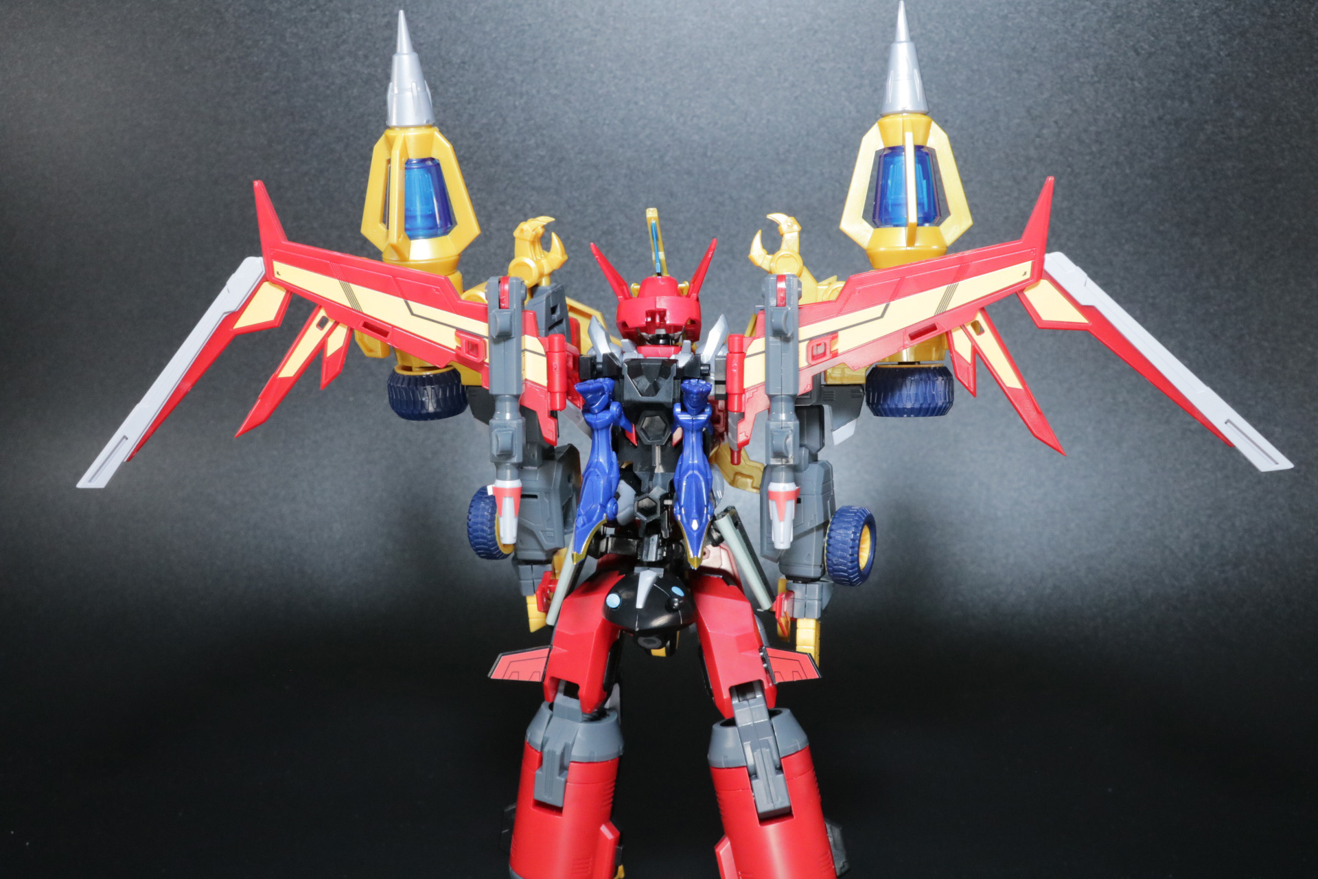 背部に「ビッグゴルドバーン」の翼、尻尾パーツを付ける