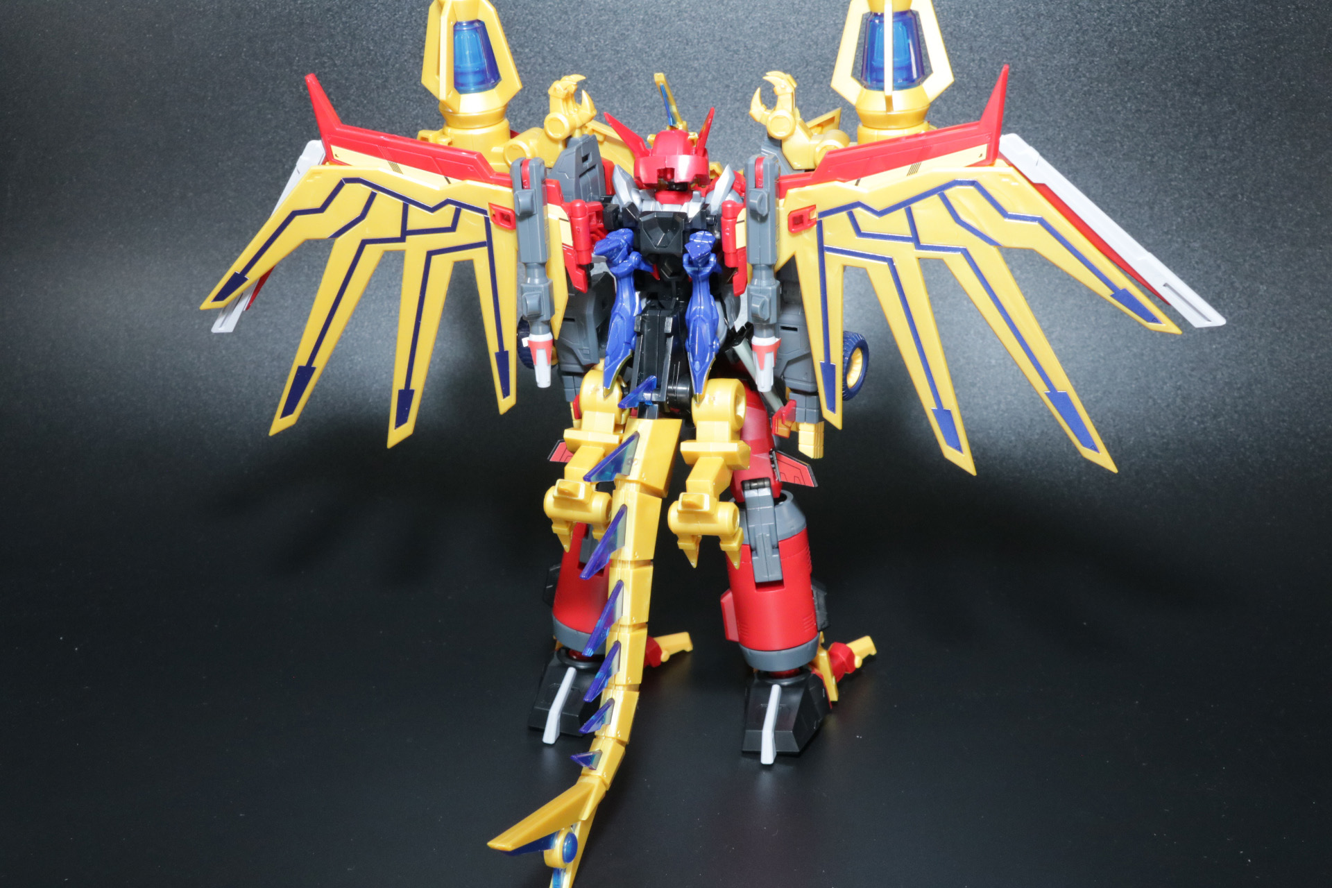 背部に「ビッグゴルドバーン」の翼、尻尾パーツを付ける