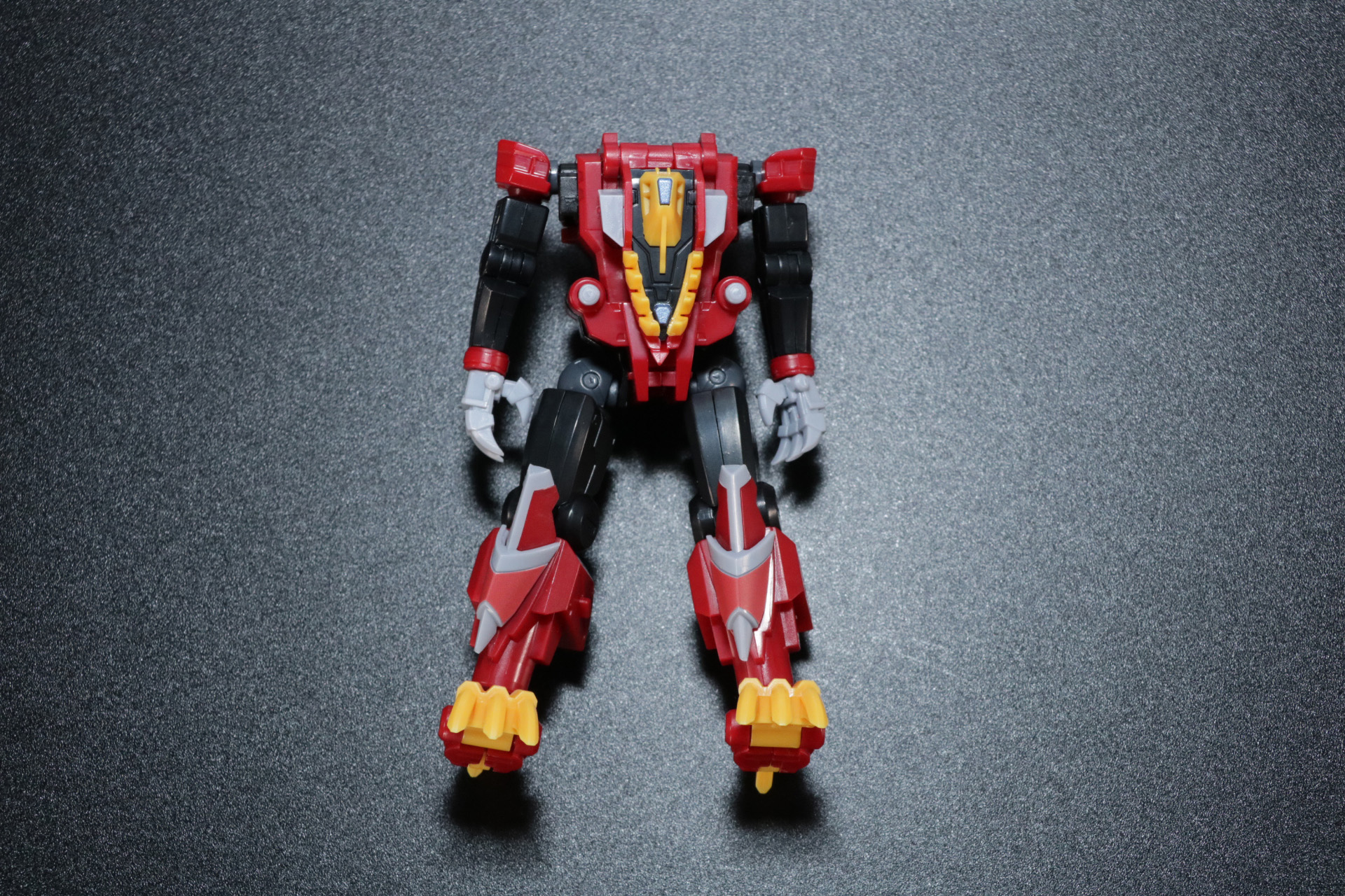 「ダイナソルジャー」は胴体の「ダイナレックス」の頭部を引き出し、腕部の位置を調整