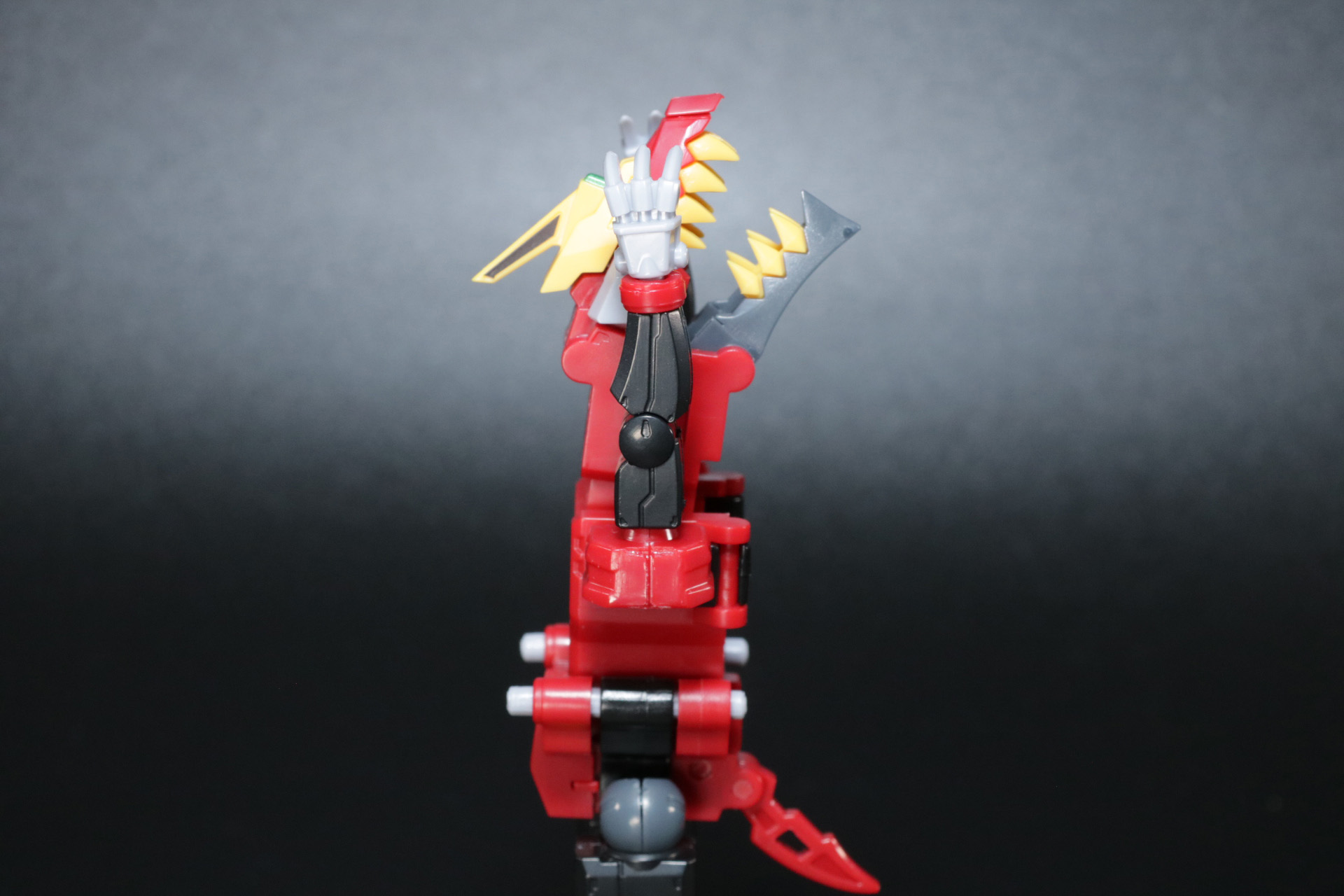 「ダイナソルジャー」は胴体の「ダイナレックス」の頭部を引き出し、腕部の位置を調整