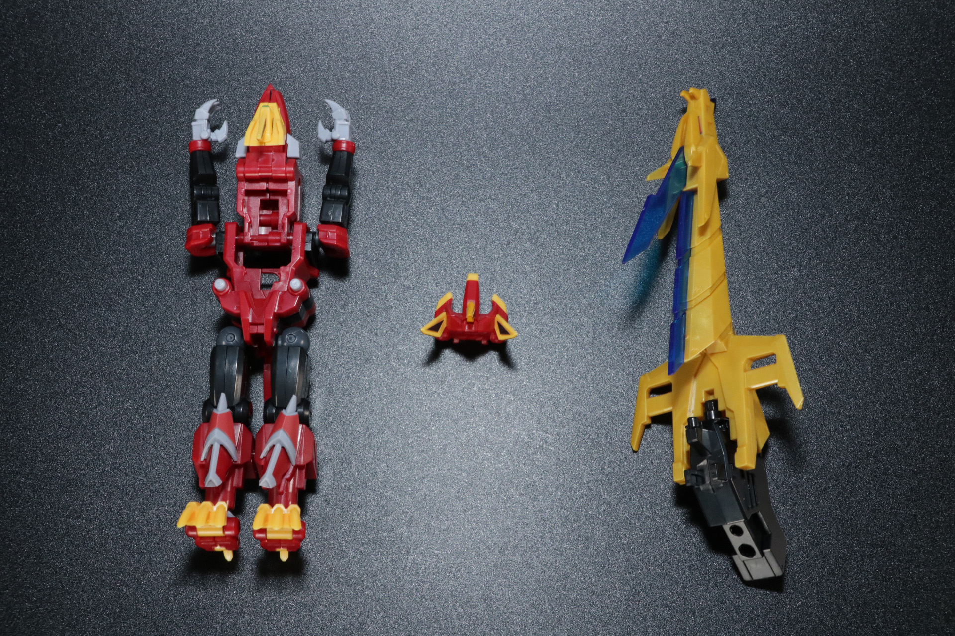 「ダイナソルジャー」、「ダイナウイング」のヘルメット、「ビッグゴルドバーン」の頭部を合わせて「ダイナミックビッグブレード」に変形。専用の持ち手パーツで持たせることができる