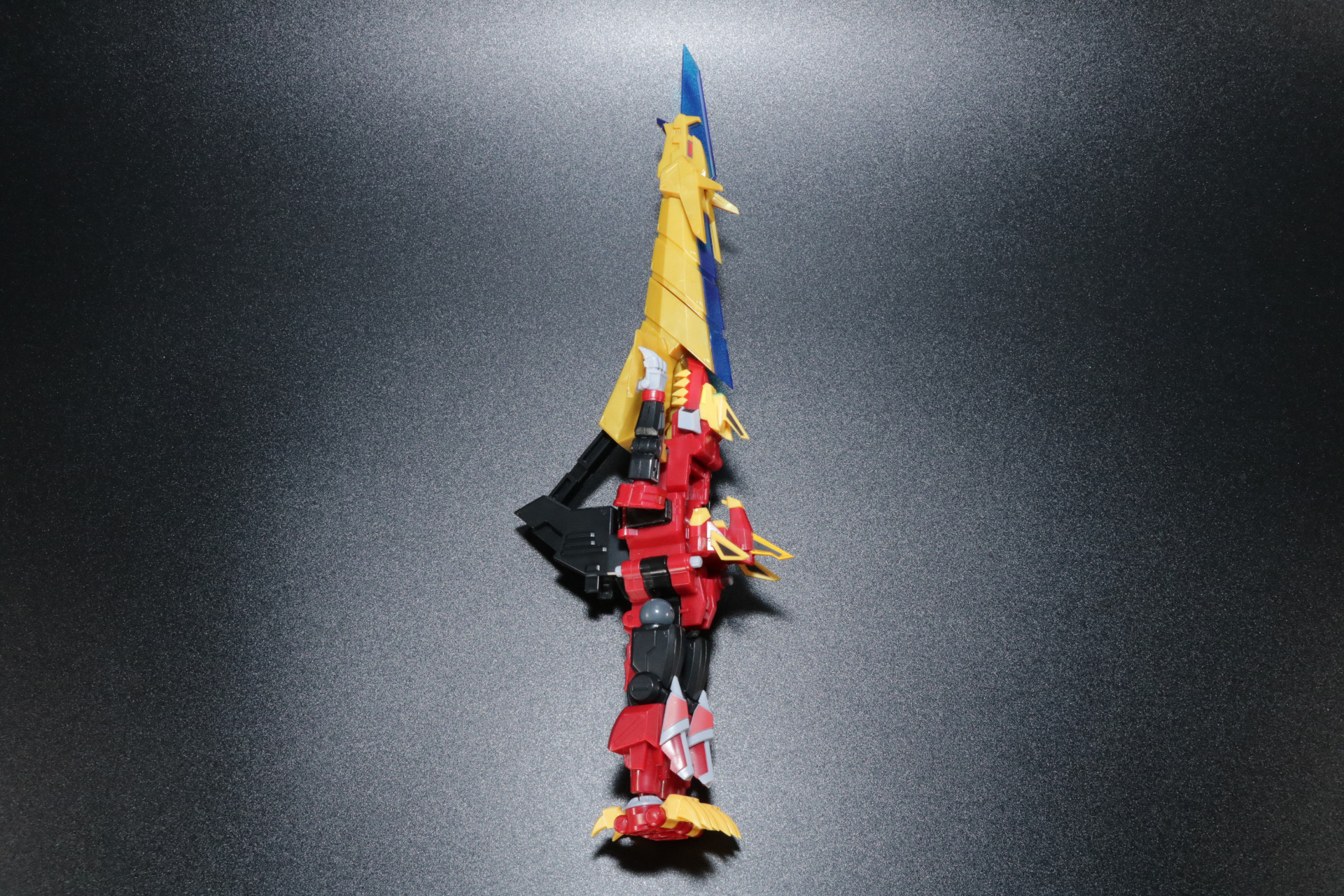 「ダイナソルジャー」、「ダイナウイング」のヘルメット、「ビッグゴルドバーン」の頭部を合わせて「ダイナミックビッグブレード」に変形。専用の持ち手パーツで持たせることができる