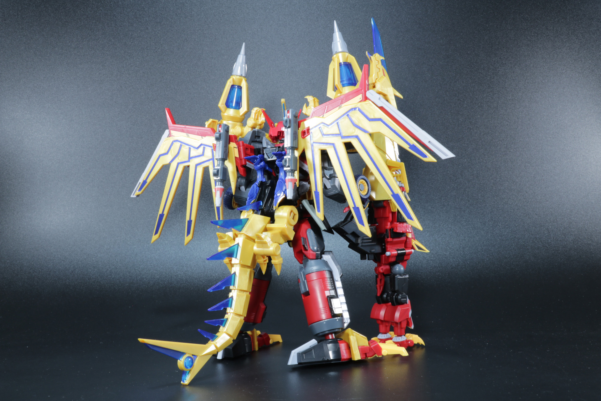 後ろ姿も尻尾や翼で迫力満点