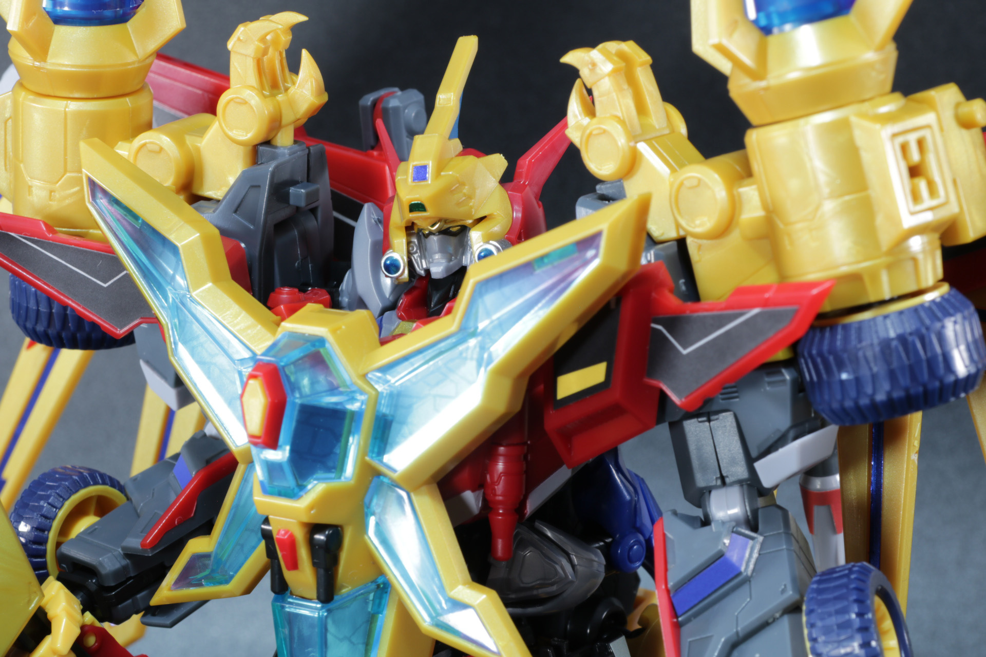 象徴的な胸飾りの色合いなど神秘的なディテールを表現