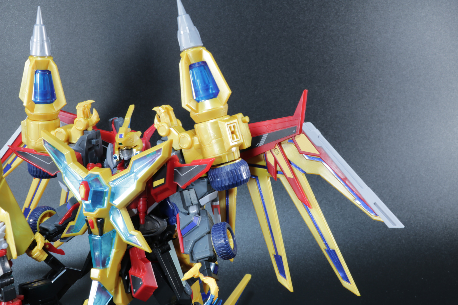 肩の飛び出したドリルや広がった翼でより攻撃的なシルエットに