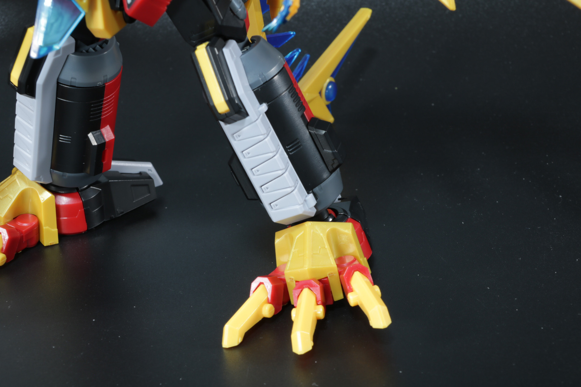 足元もアーマーが付きより重厚化なる造形