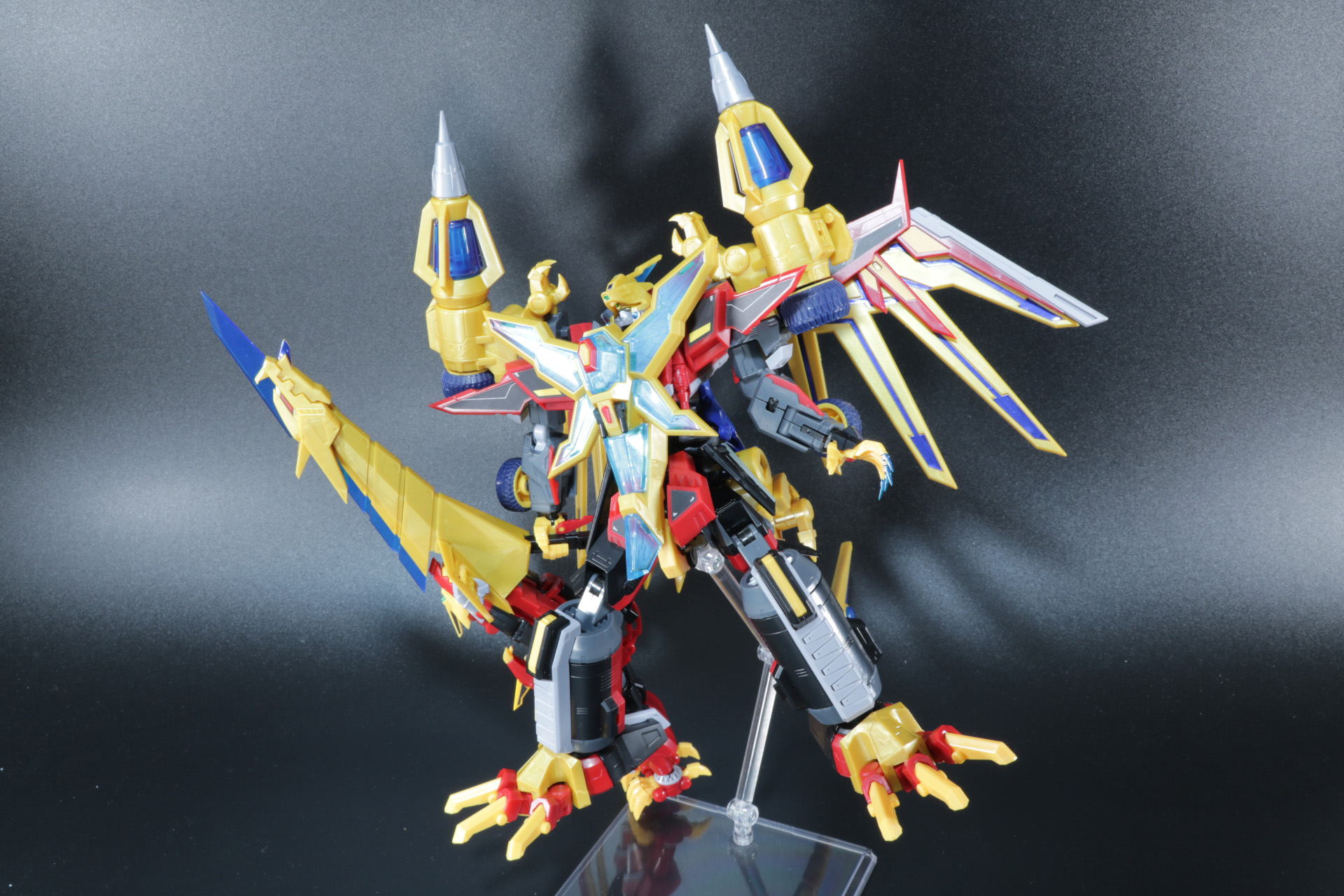 胸飾りは光の当たり具合によって色合いも変化